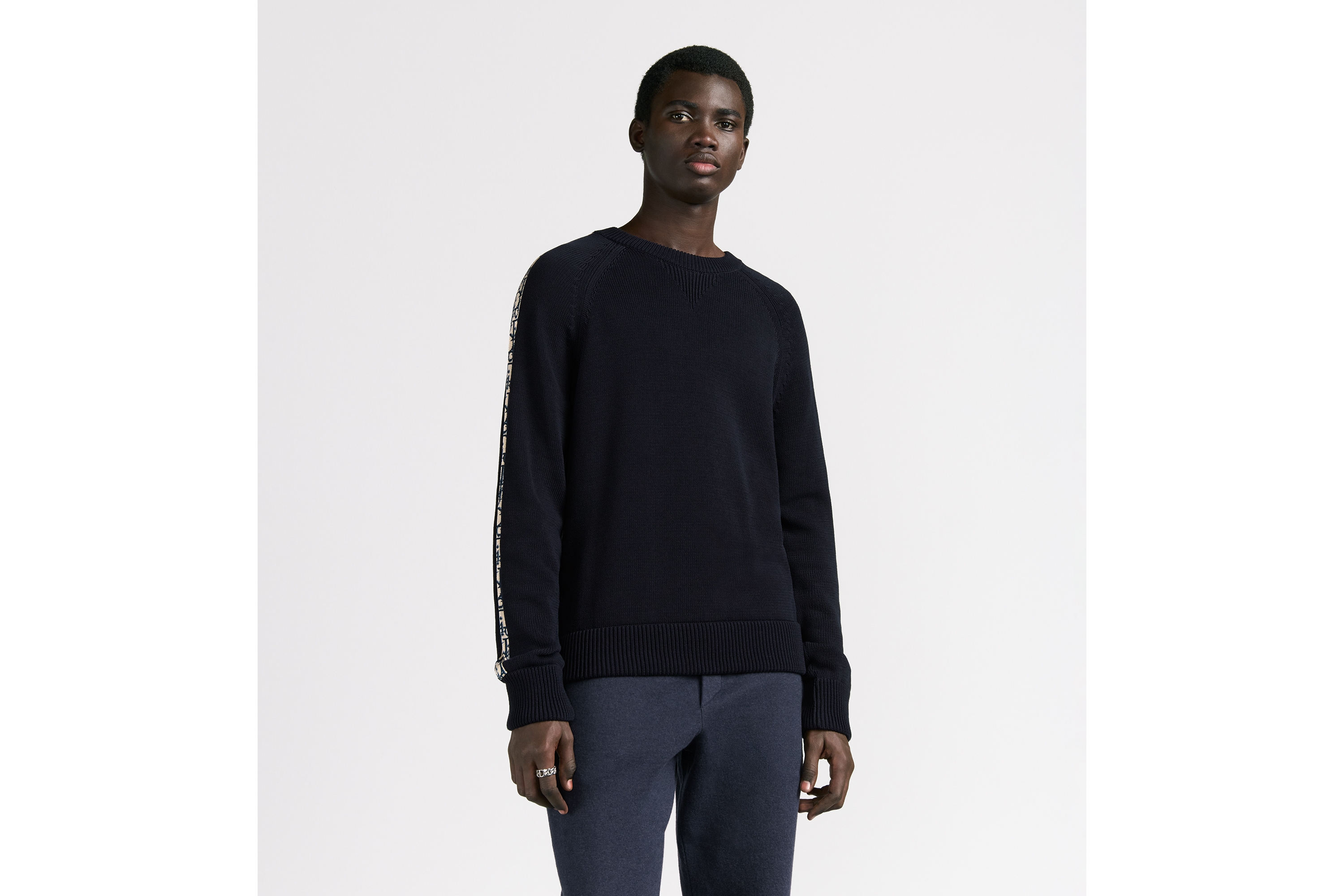 look_image_alt_prefix 针织衫 深蓝色棉质平纹针织面料 Oblique 印花镶片 E07