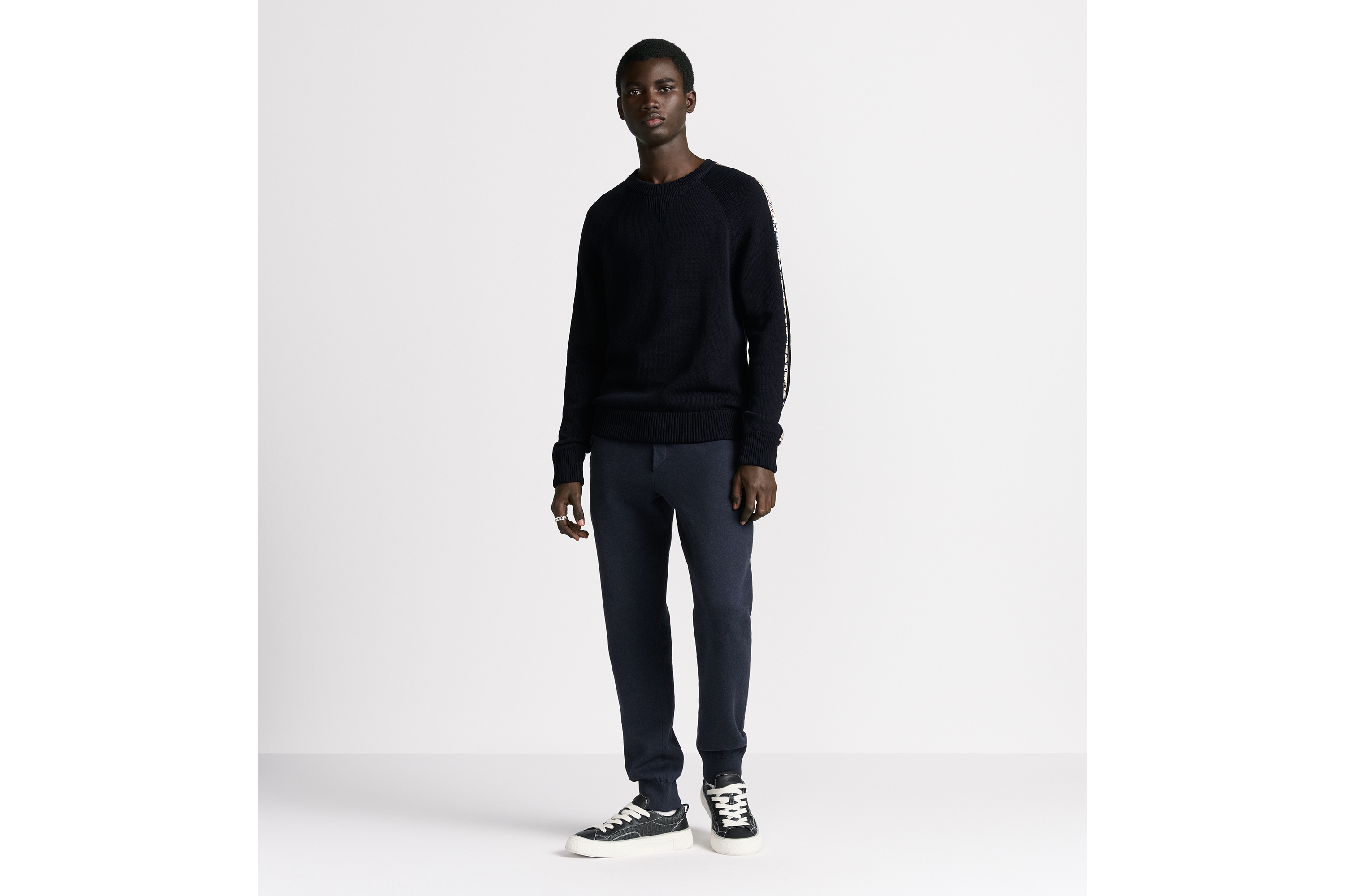 look_image_alt_prefix 针织衫 深蓝色棉质平纹针织面料 Oblique 印花镶片 E08