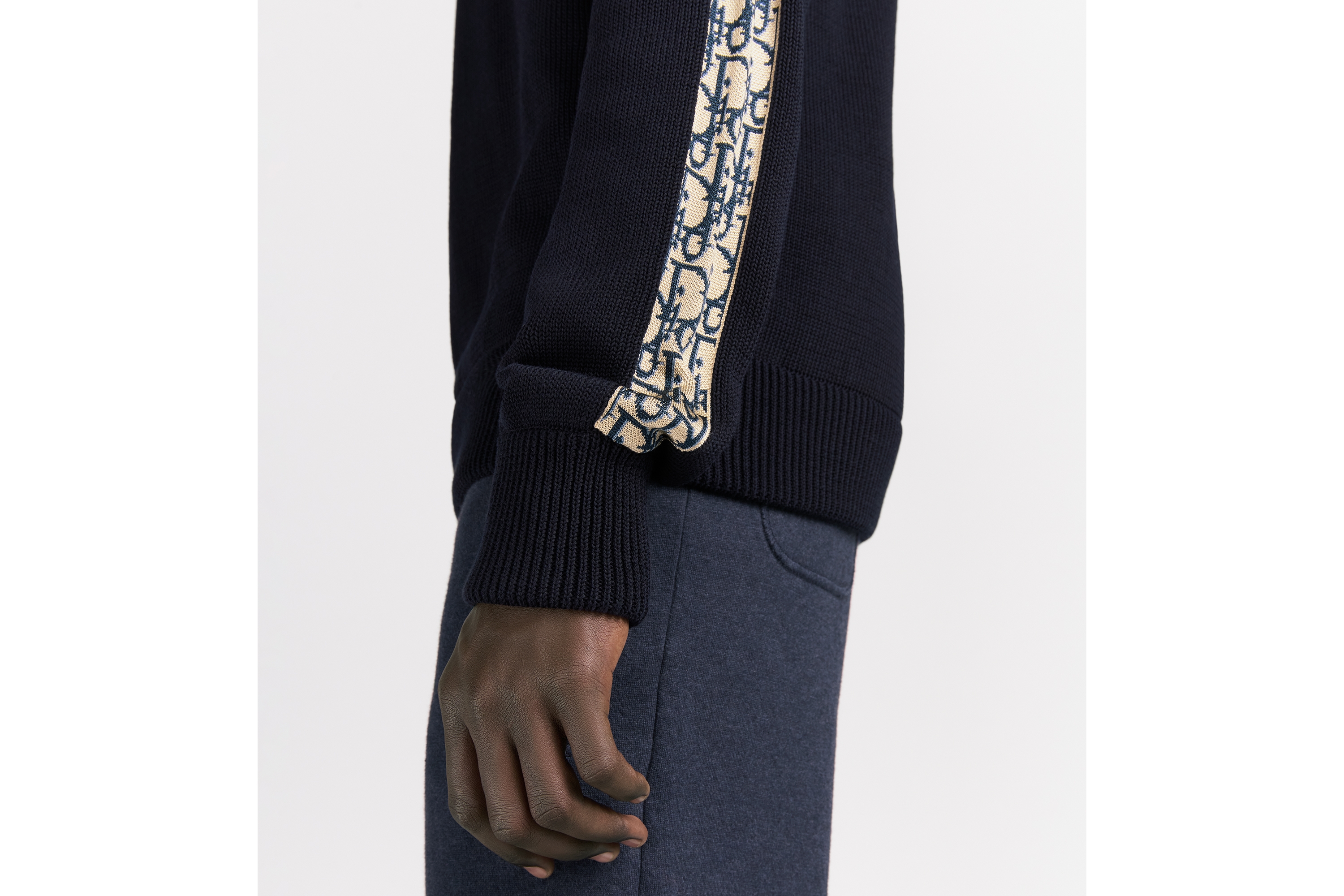 look_image_alt_prefix 针织衫 深蓝色棉质平纹针织面料 Oblique 印花镶片 E10