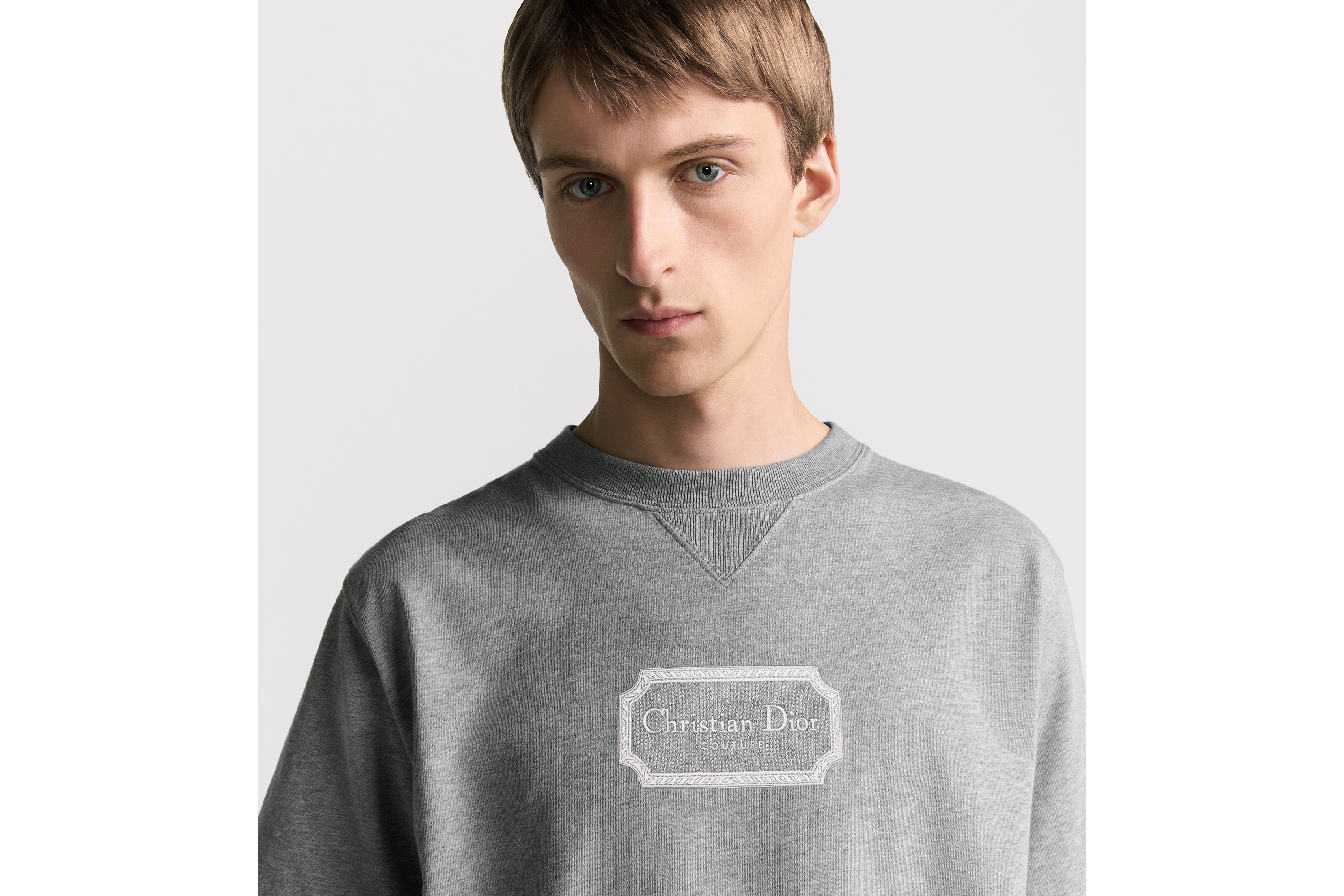 look_image_alt_prefix 宽松版型 T 恤 灰色棉质平纹针织面料 Christian Dior Couture 标志 E10