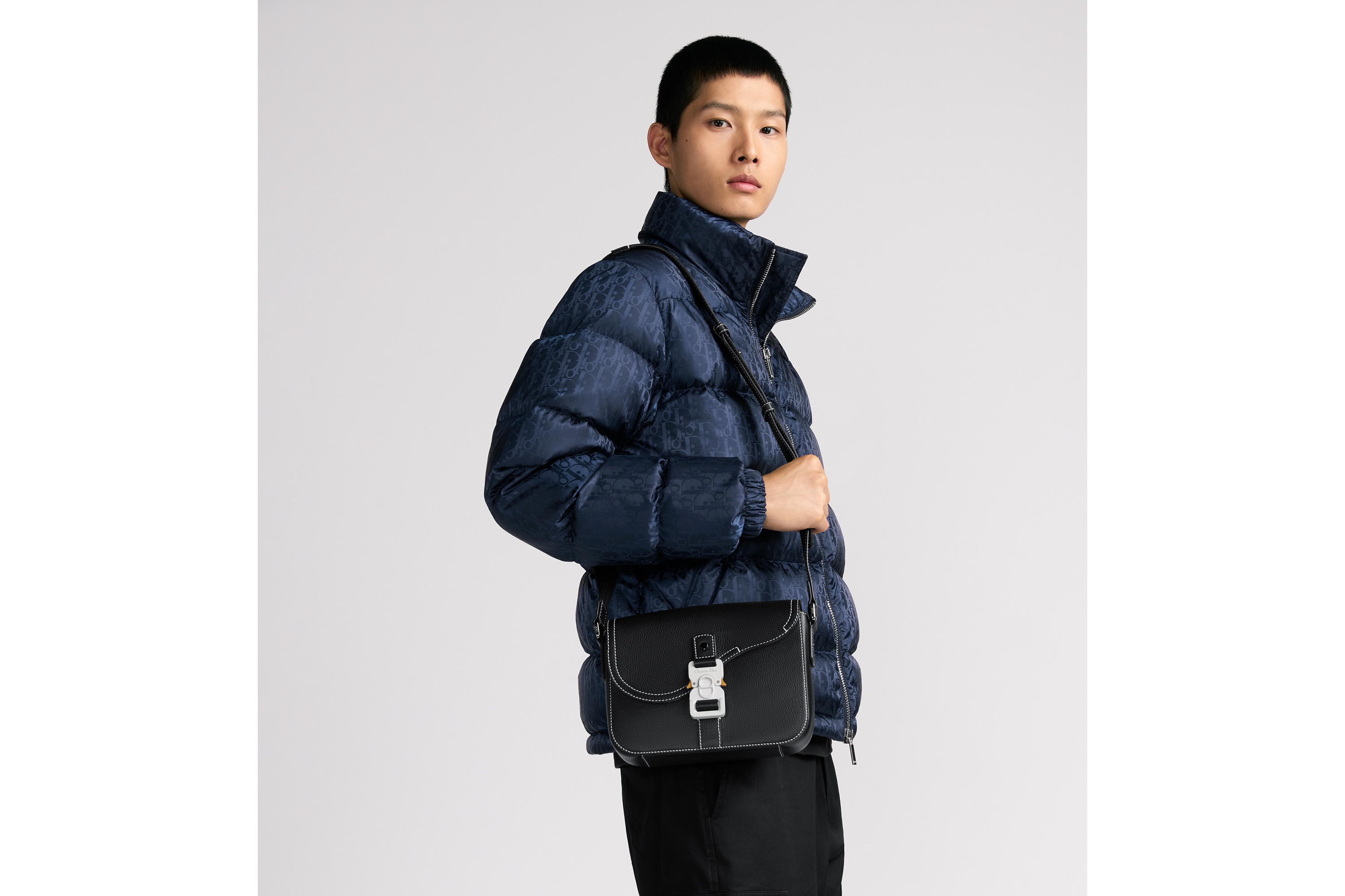 look_image_alt_prefix 小号马鞍翻盖信使包 黑色粒面牛皮革 E19