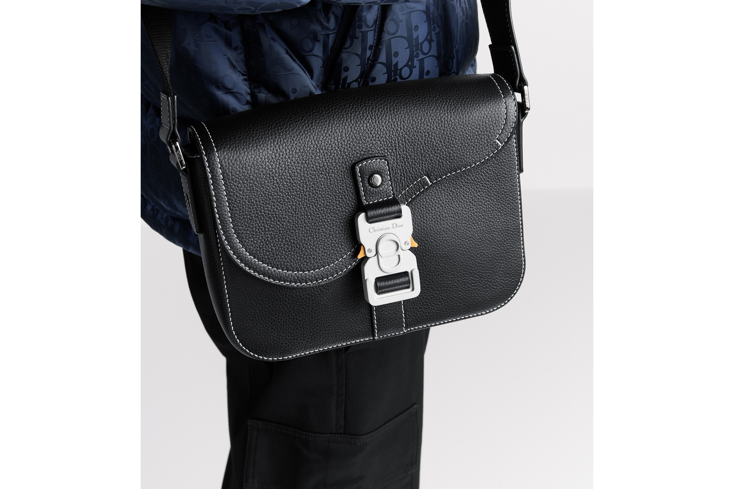 look_image_alt_prefix 小号马鞍翻盖信使包 黑色粒面牛皮革 E20