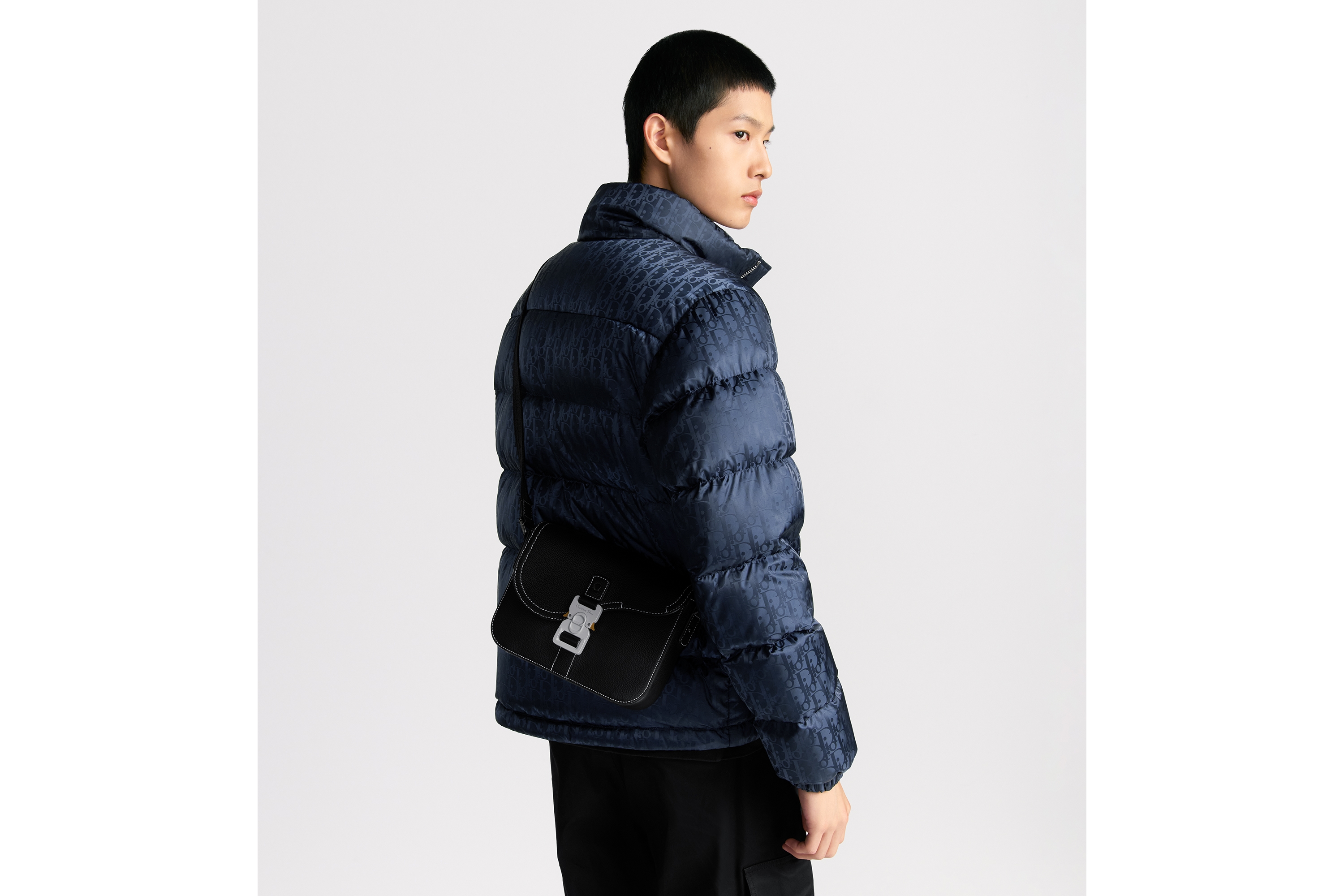 look_image_alt_prefix 小号马鞍翻盖信使包 黑色粒面牛皮革 E21