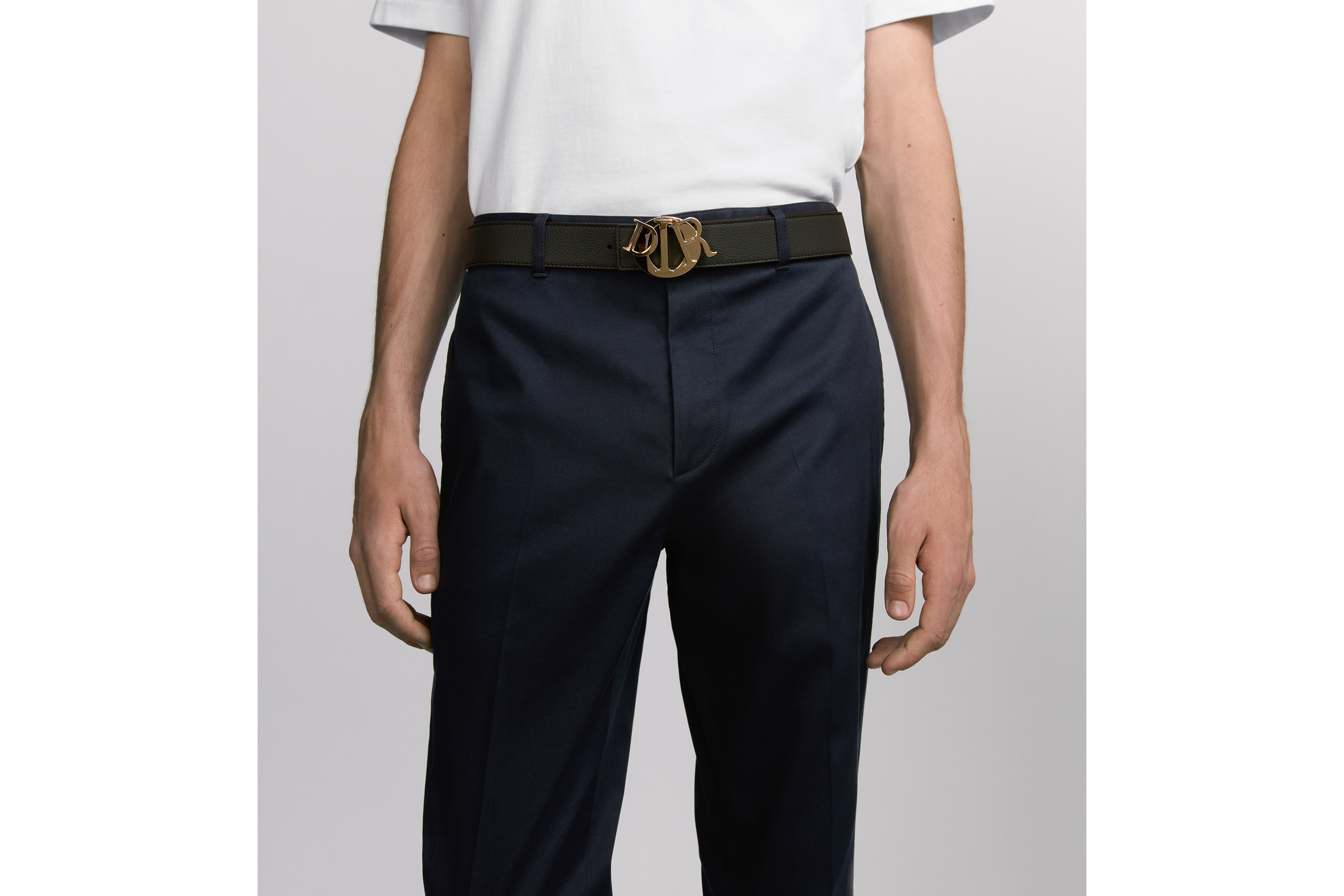 look_image_alt_prefix Dior Charm 腰带扣 35 毫米金色饰面黄铜 E45