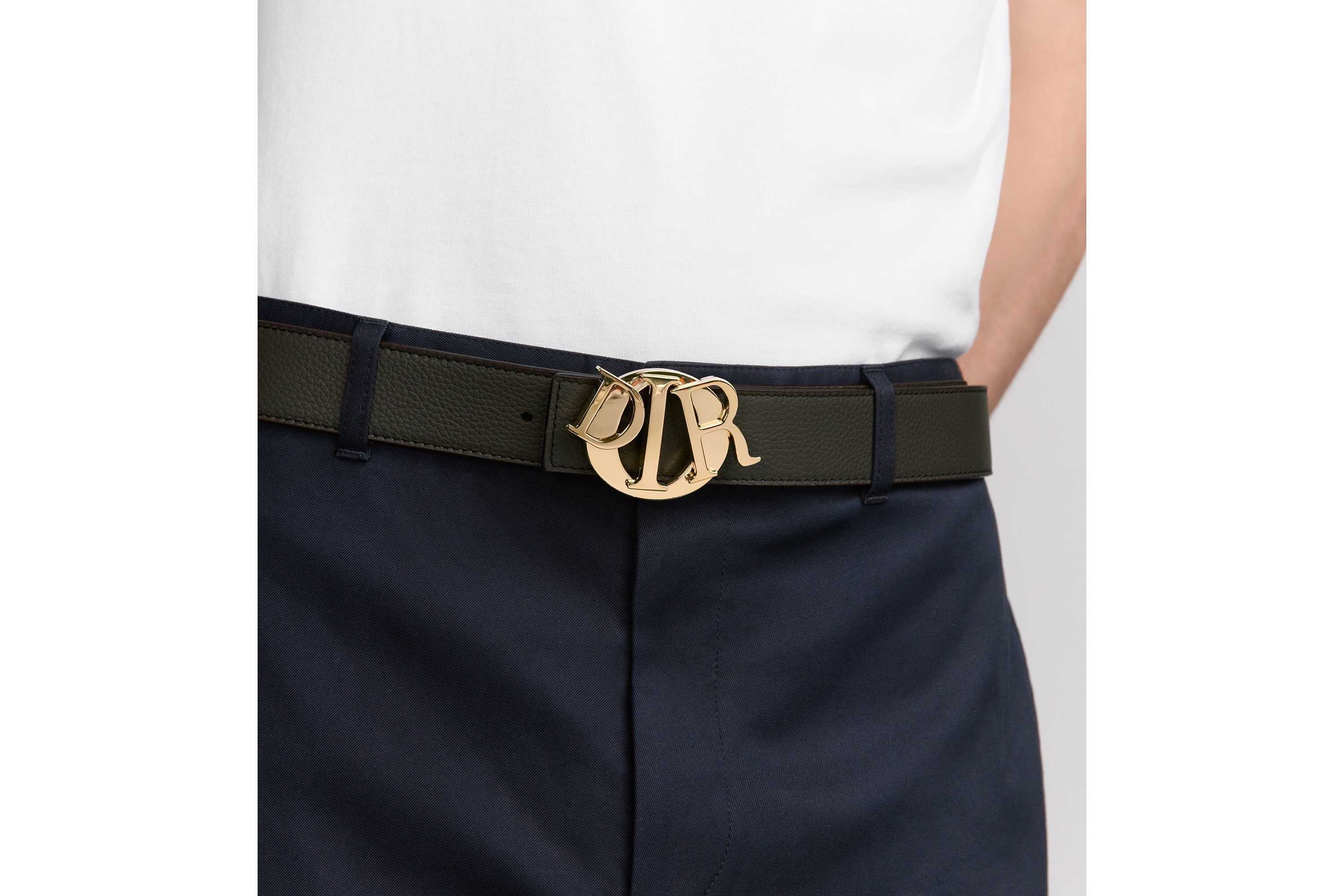 look_image_alt_prefix Dior Charm 腰带扣 35 毫米金色饰面黄铜 E46