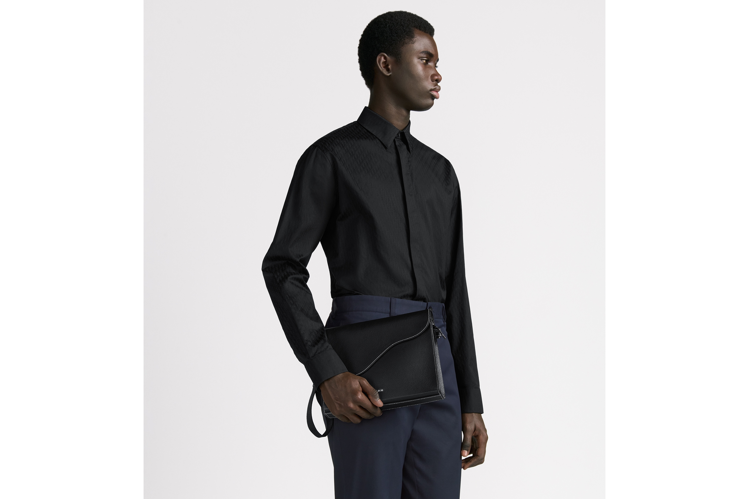 look_image_alt_prefix 马鞍 A5 三角手拿包 黑色粒面牛皮革 E19