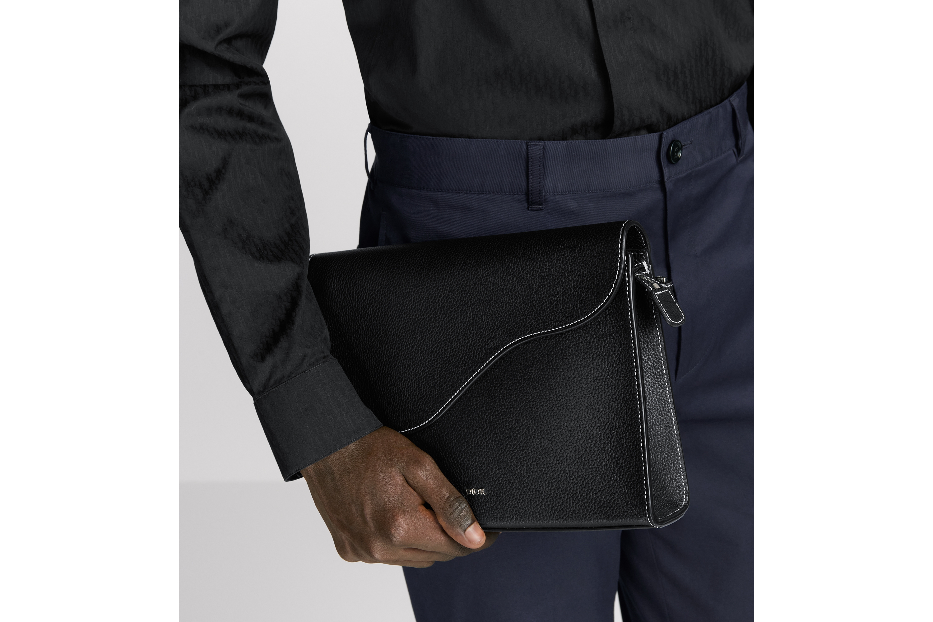 look_image_alt_prefix 马鞍 A5 三角手拿包 黑色粒面牛皮革 E20