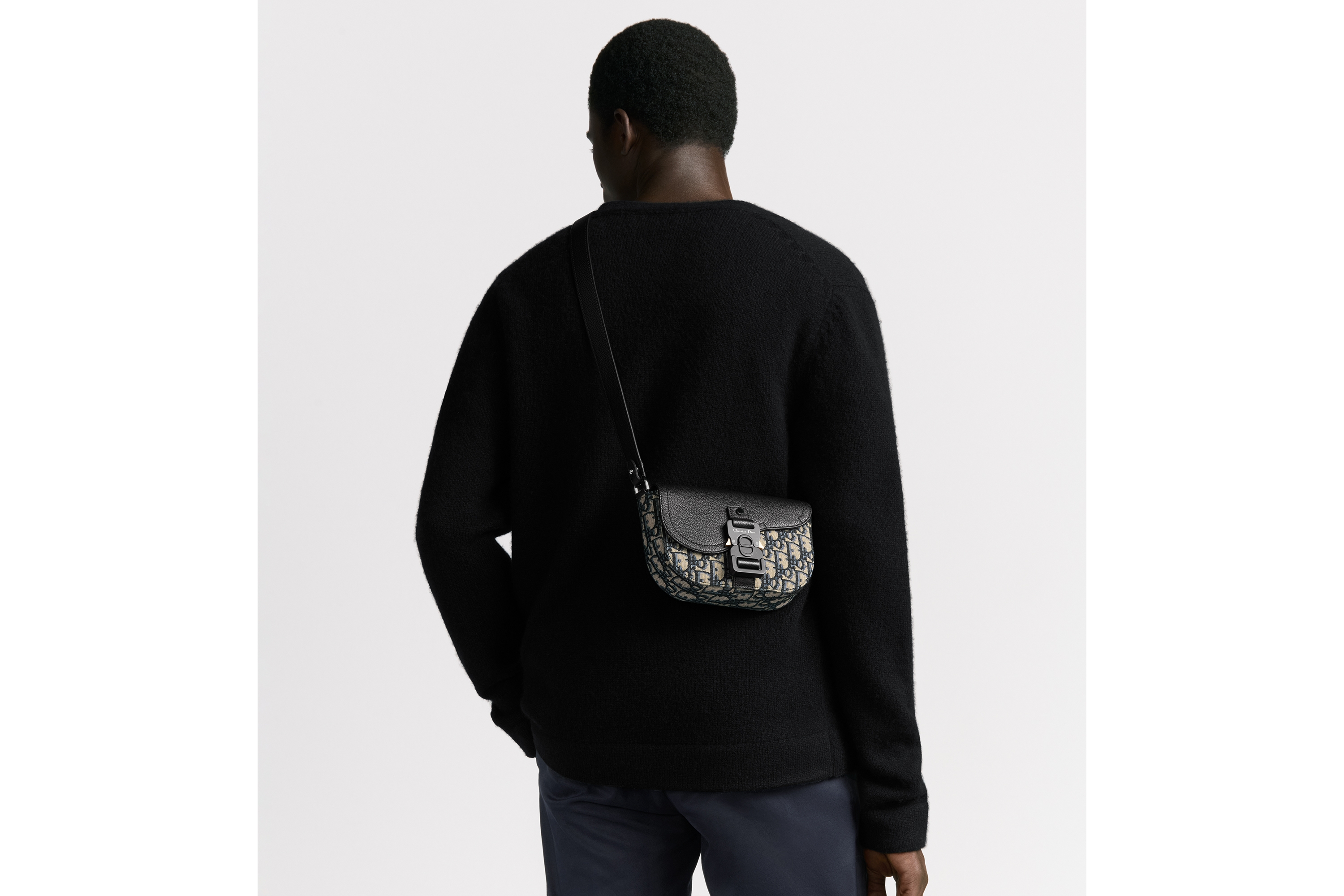 迷你马鞍信使包 米色和黑色 Oblique 印花面料和黑色粒面牛皮革搭配翻盖 E19