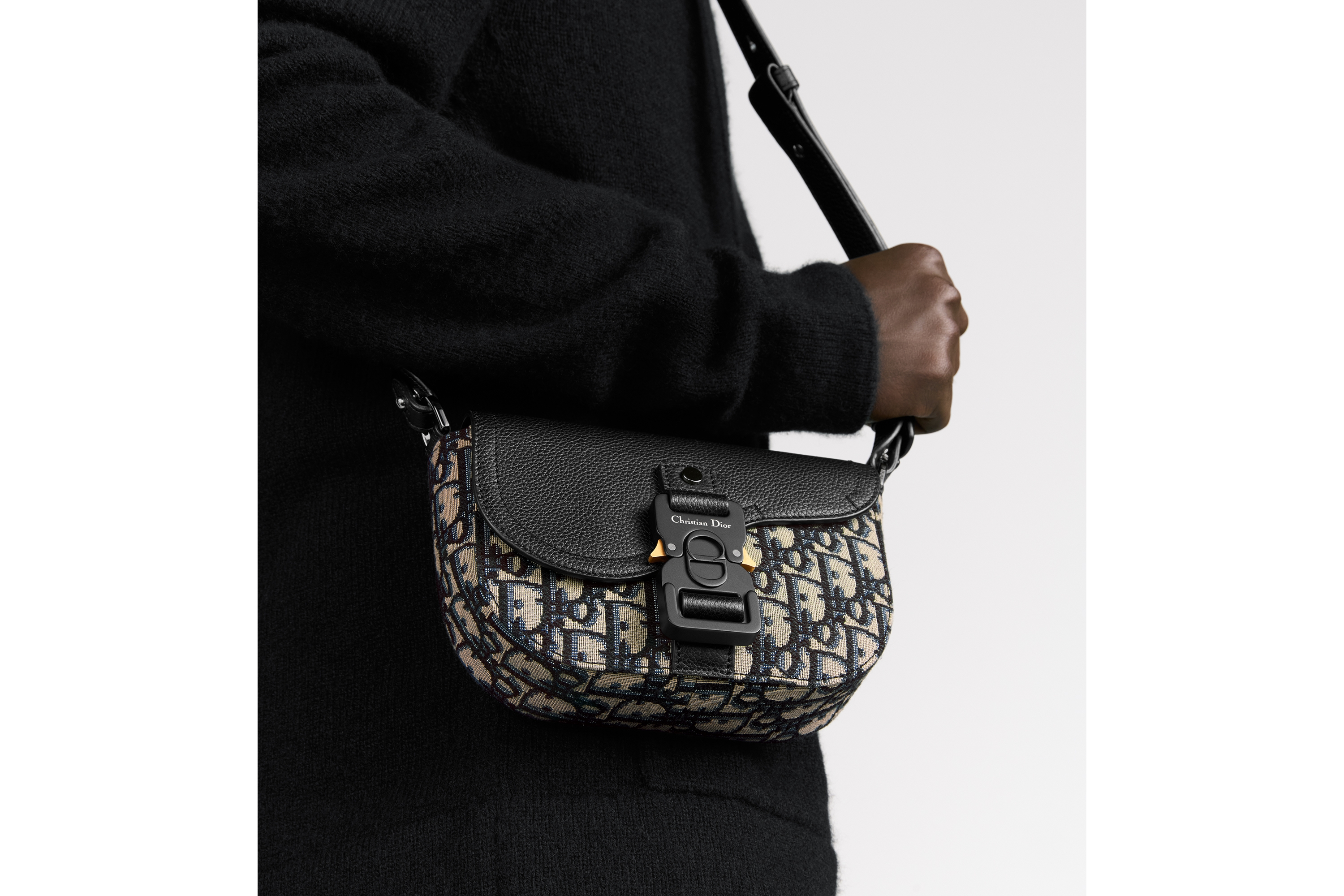 look_image_alt_prefix 迷你马鞍信使包 米色和黑色 Oblique 印花面料和黑色粒面牛皮革搭配翻盖 E20