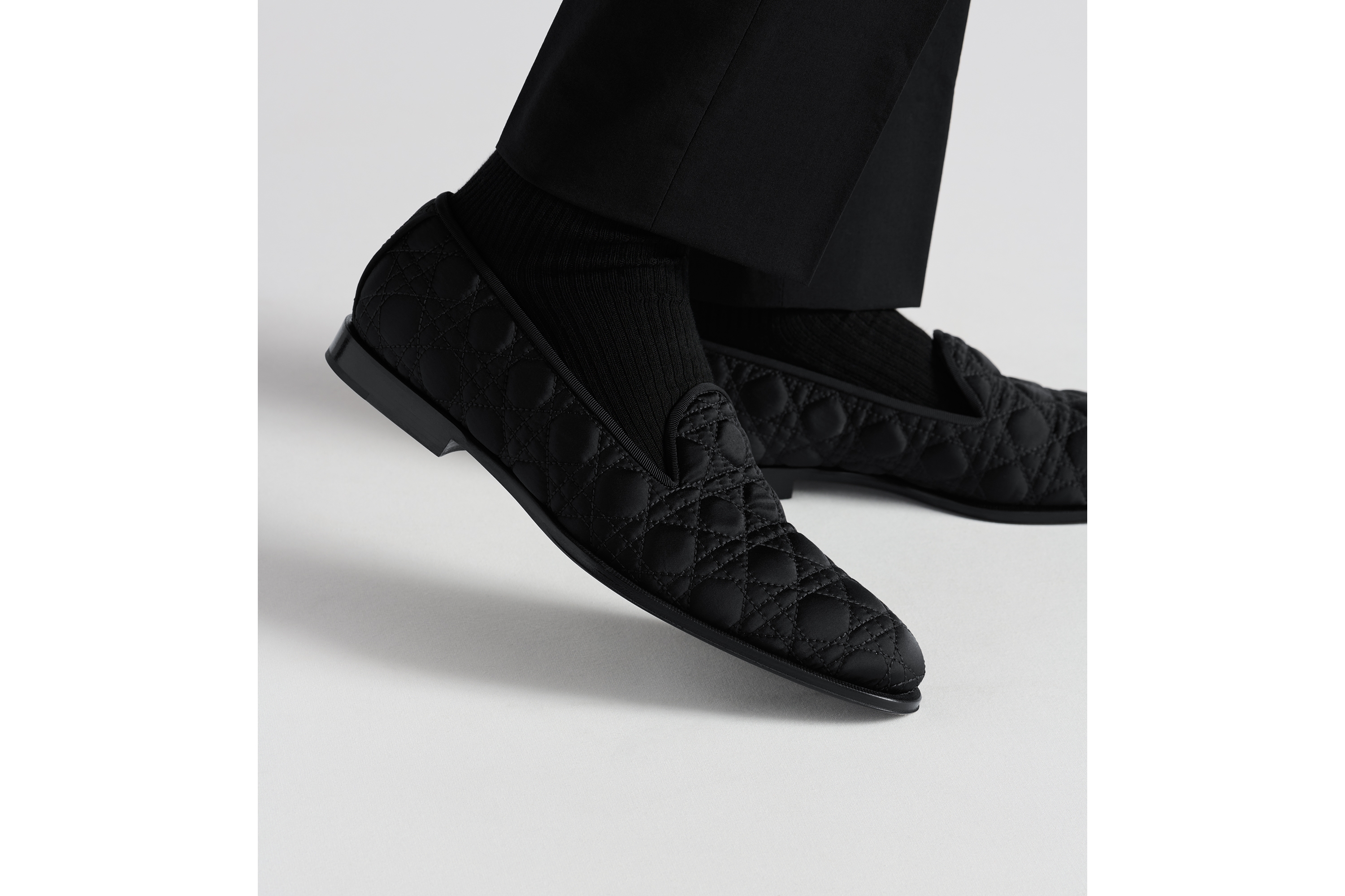 look_image_alt_prefix Dior Timeless 乐福鞋 黑色 Kumo 藤格纹缎面饰面尼龙面料 E24