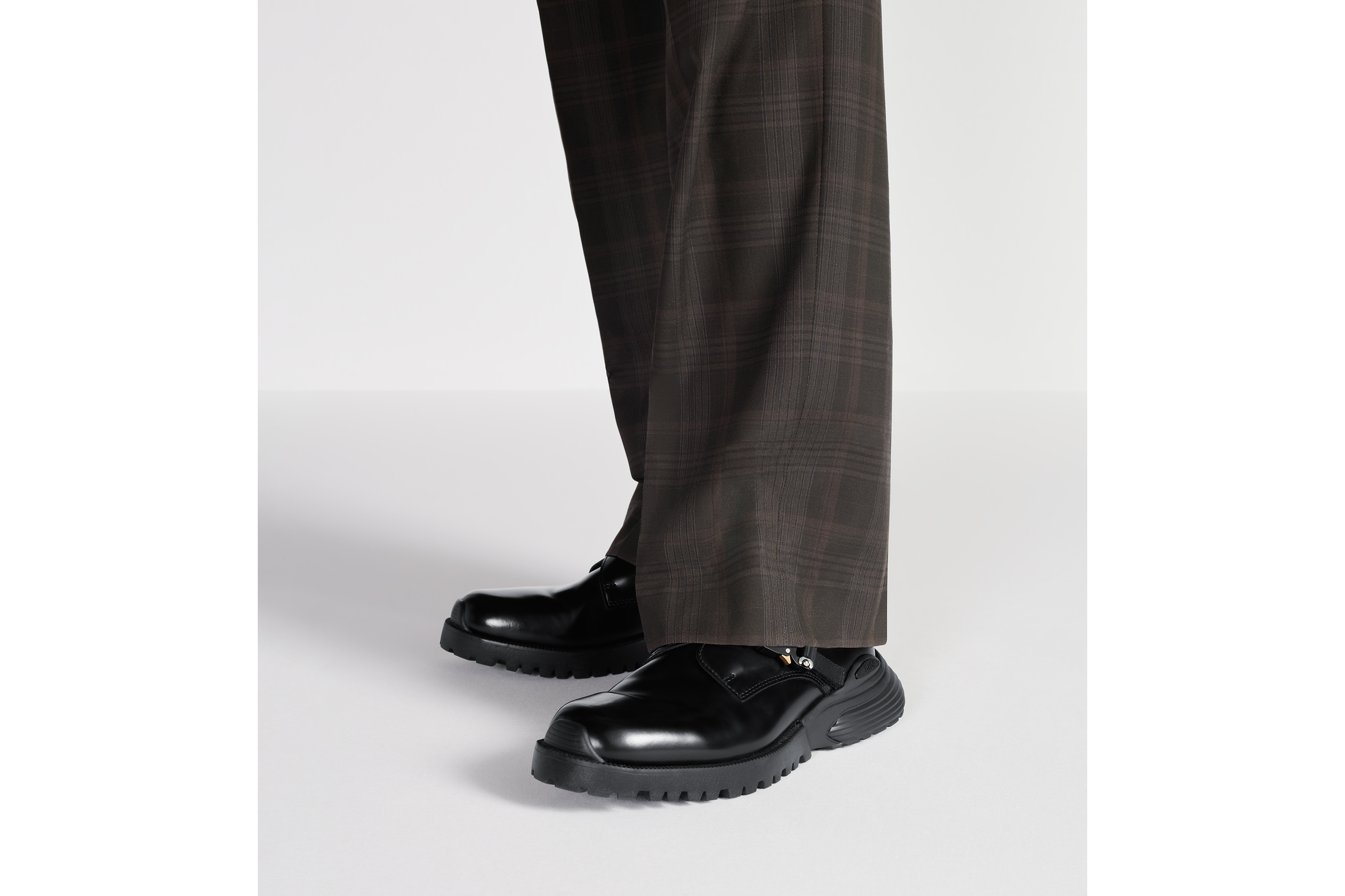 look_image_alt_prefix Dior Combat 孟克德比鞋 黑色抛光牛皮革 E23