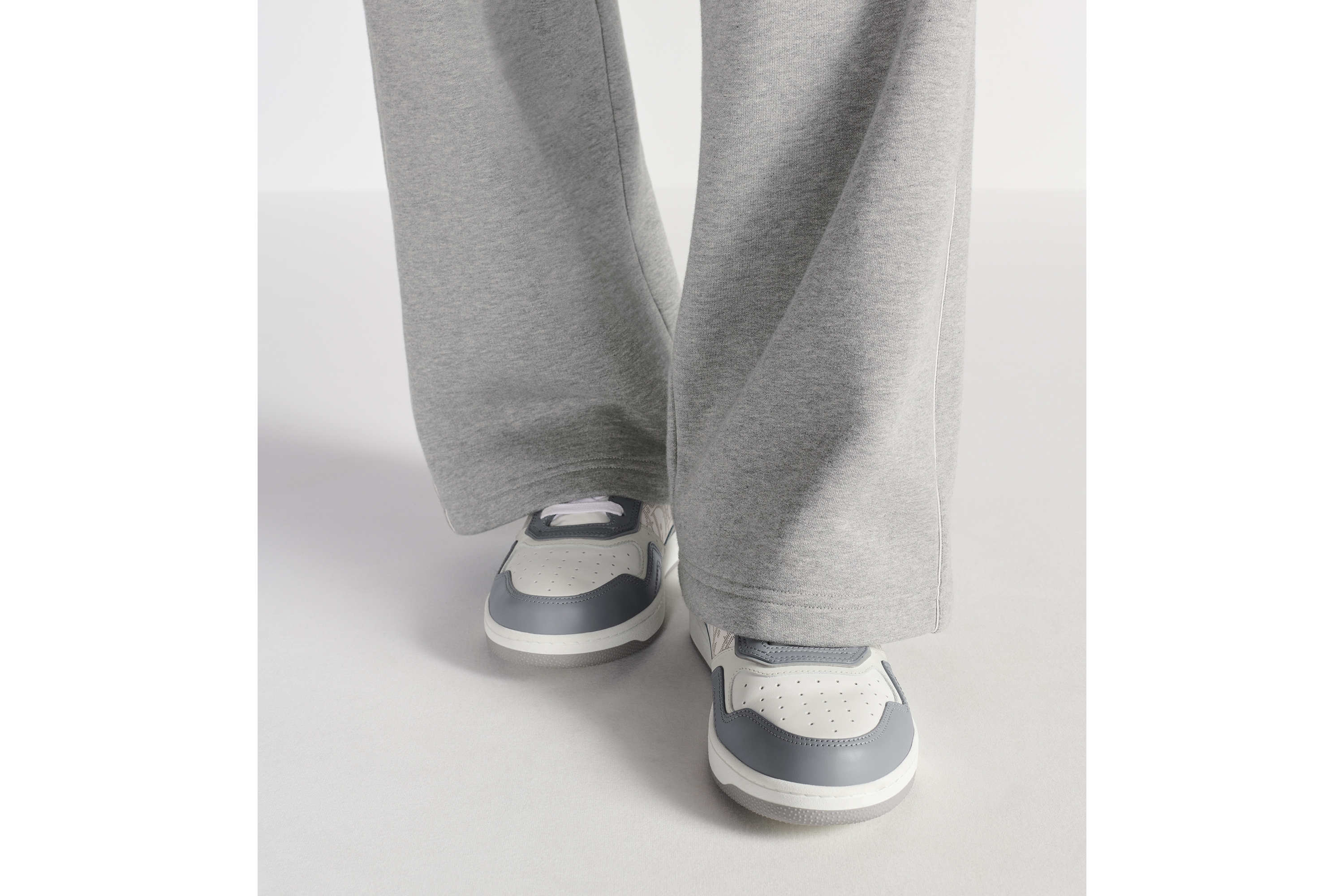 look_image_alt_prefix B27 Uptown 低帮运动鞋 迪奥灰光滑牛皮革和白色 Oblique Galaxy 印花效果皮革 E23