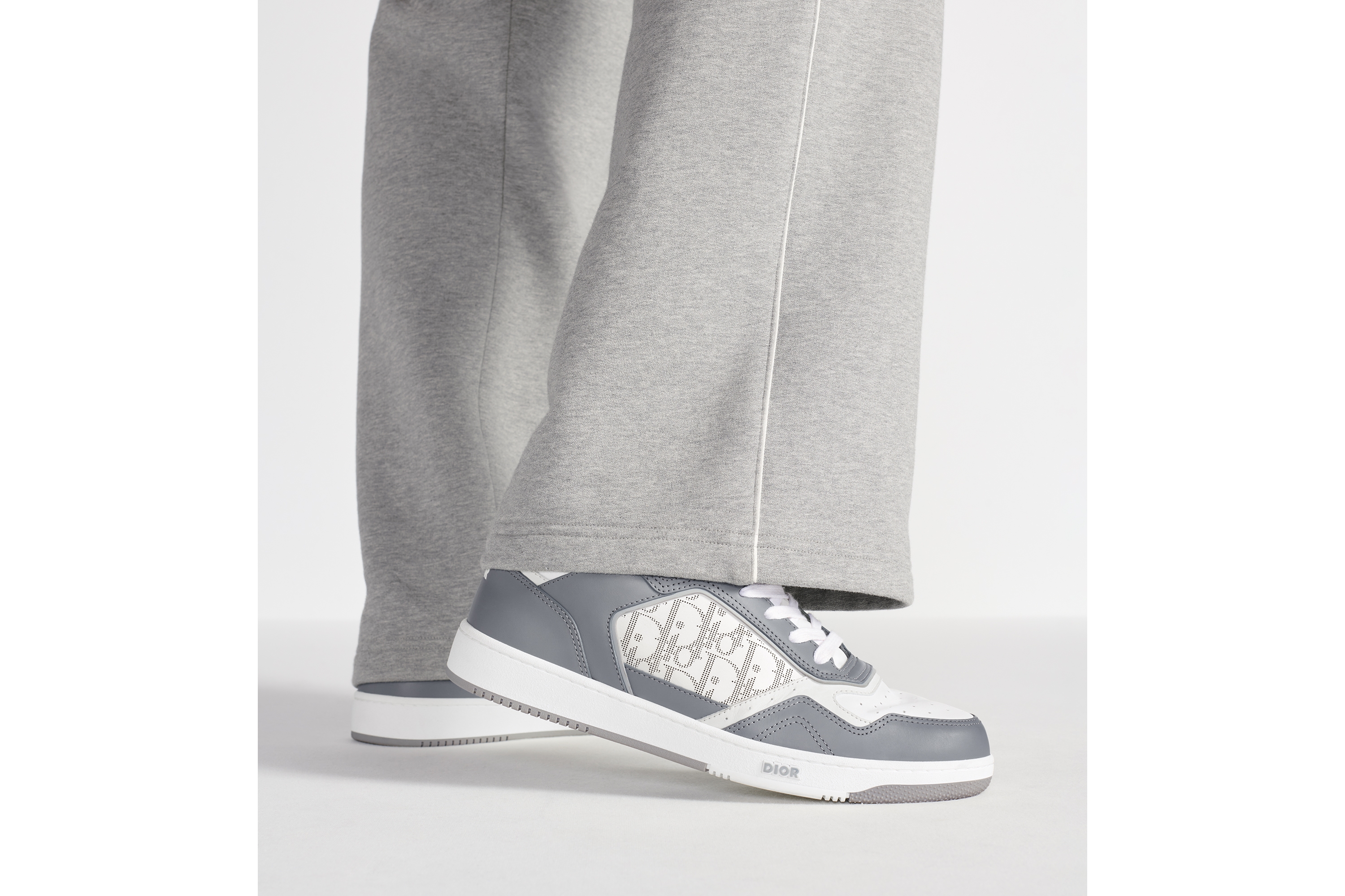 B27 Uptown 低帮运动鞋 迪奥灰光滑牛皮革和白色 Oblique Galaxy 印花效果皮革 E25