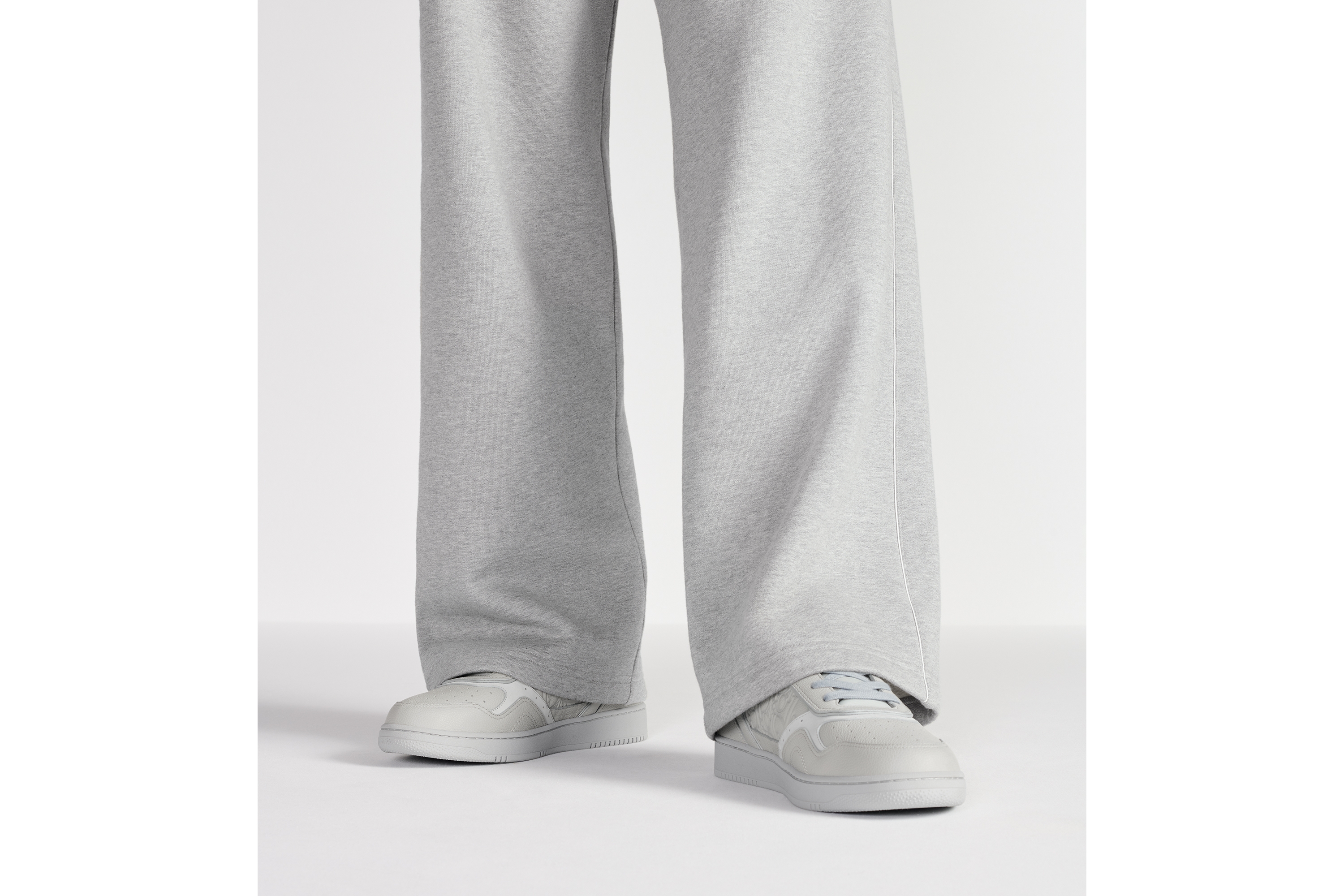 look_image_alt_prefix B27 Uptown 低帮运动鞋 灰色粒面牛皮革和灰色 Dior Gravity 印花效果皮革 E23