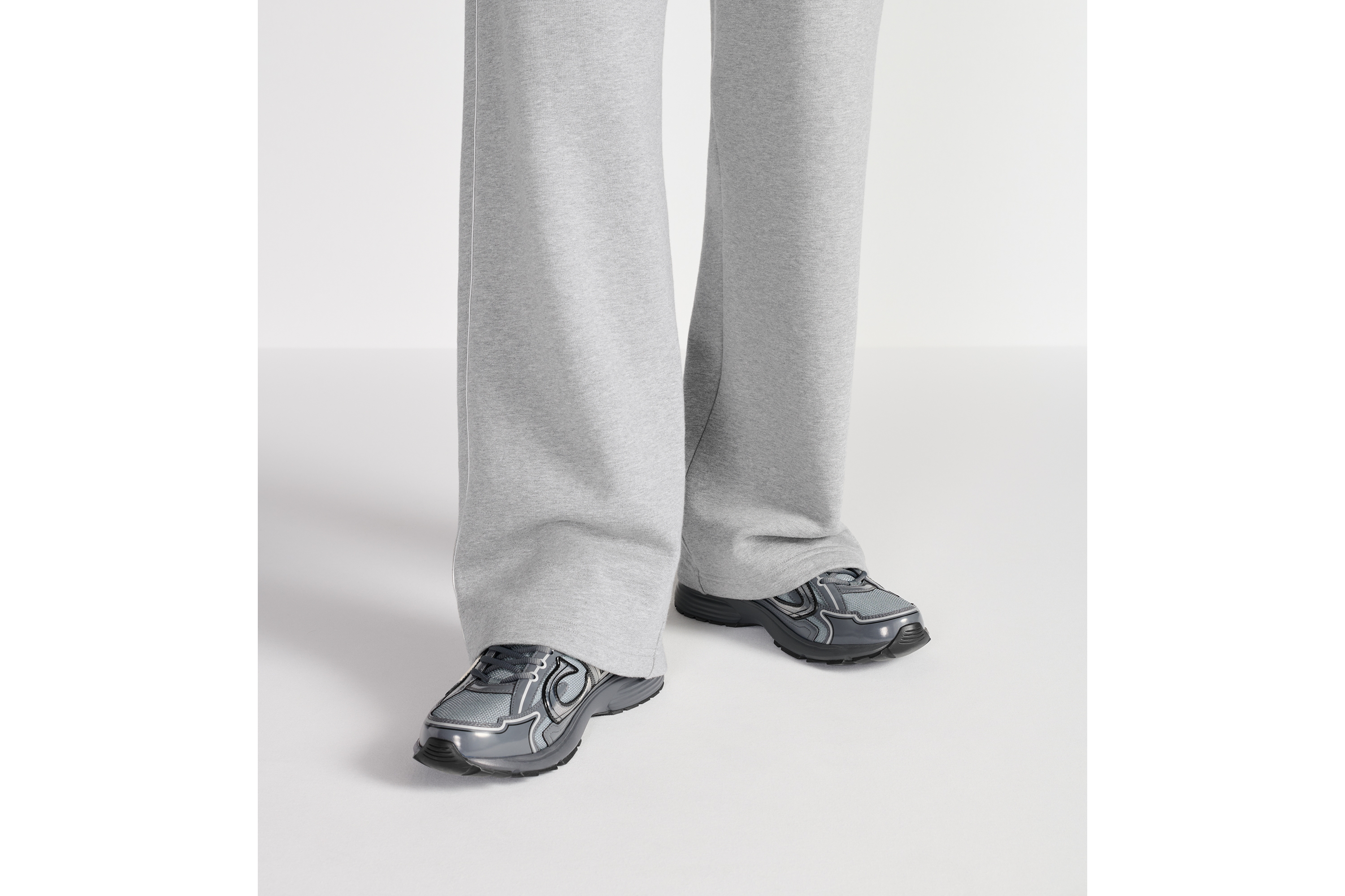 look_image_alt_prefix B30 Countdown 运动鞋 浅灰色网眼织物和灰色亮面科技面料 E23