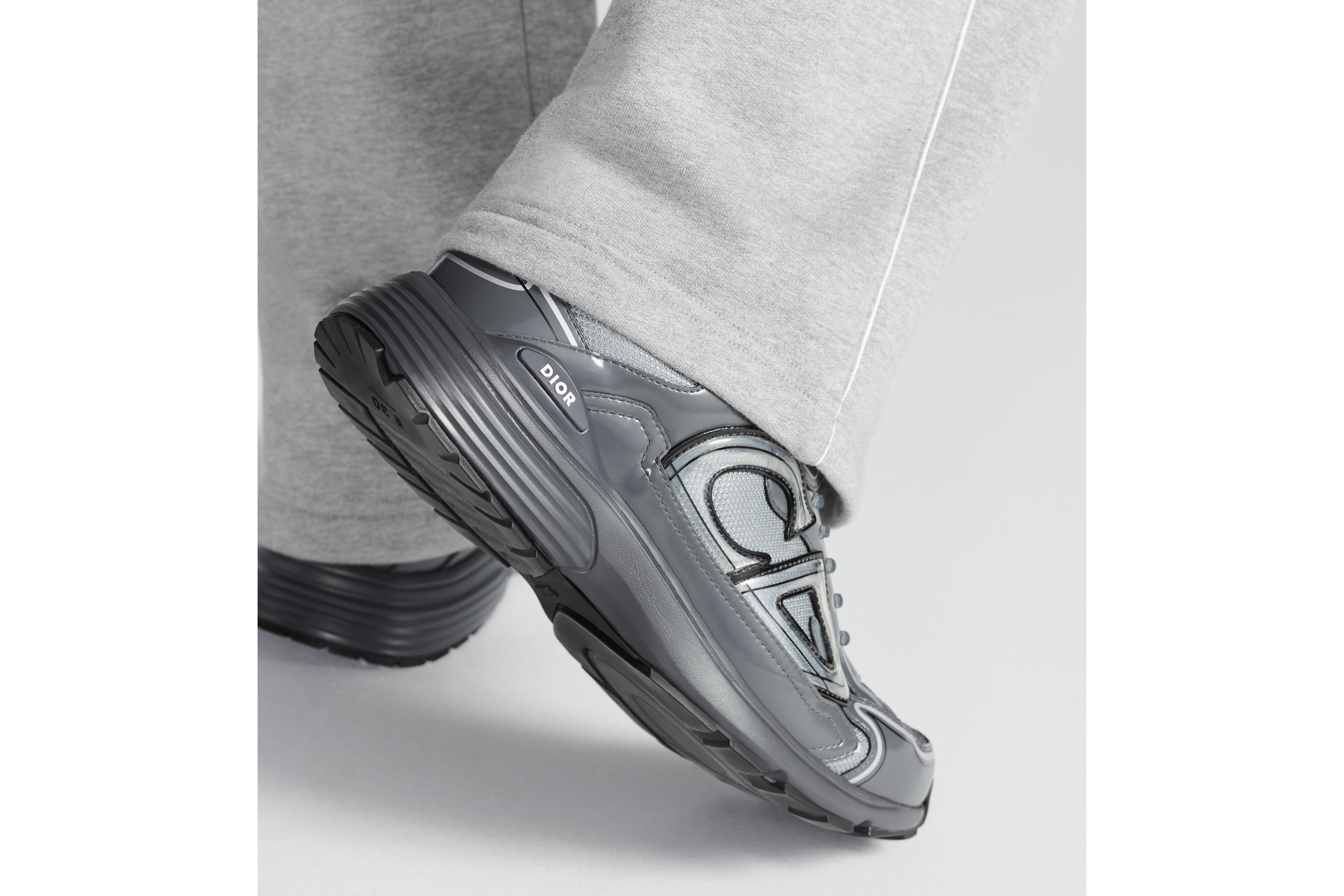 look_image_alt_prefix B30 Countdown 运动鞋 浅灰色网眼织物和灰色亮面科技面料 E24