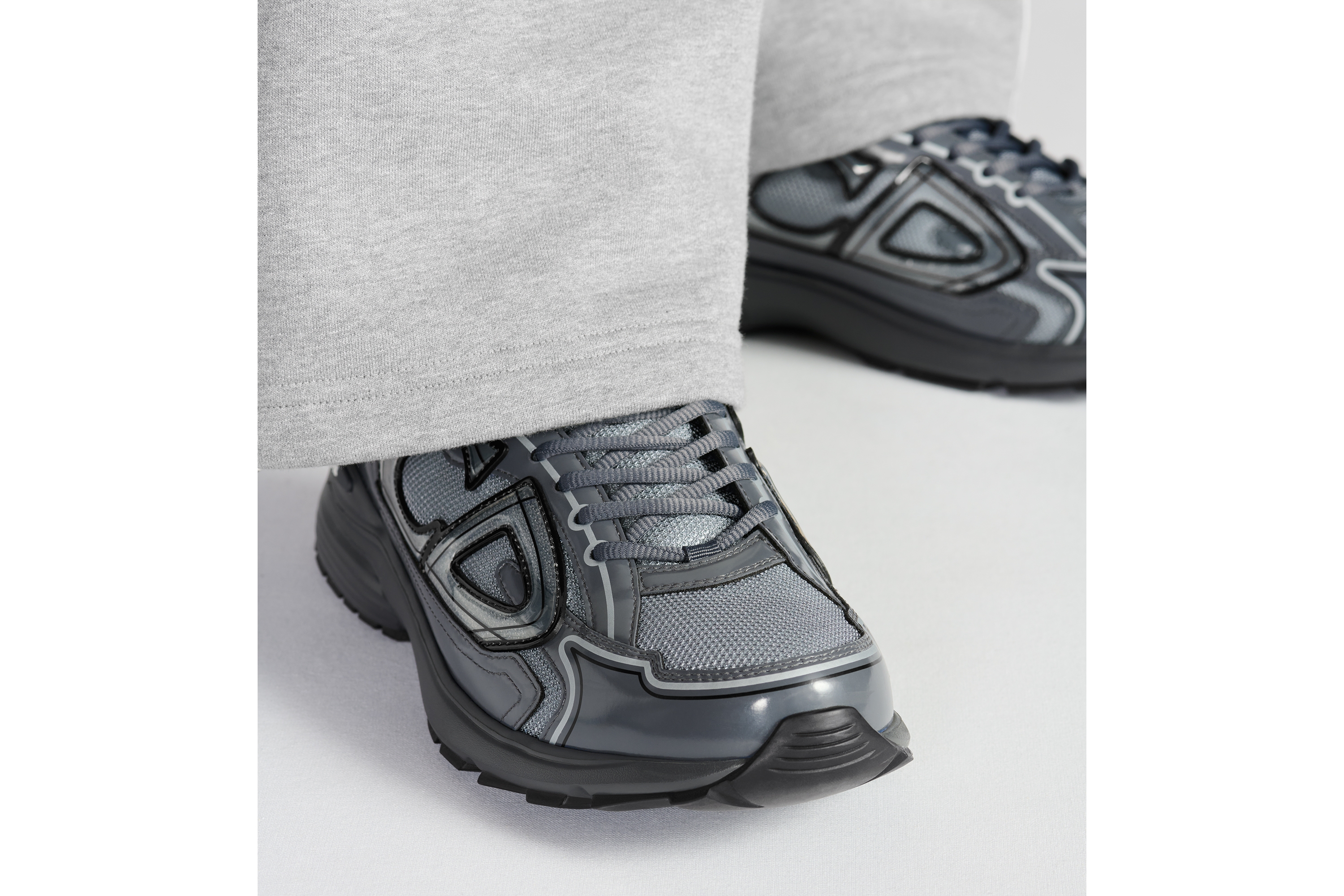 look_image_alt_prefix B30 Countdown 运动鞋 浅灰色网眼织物和灰色亮面科技面料 E25