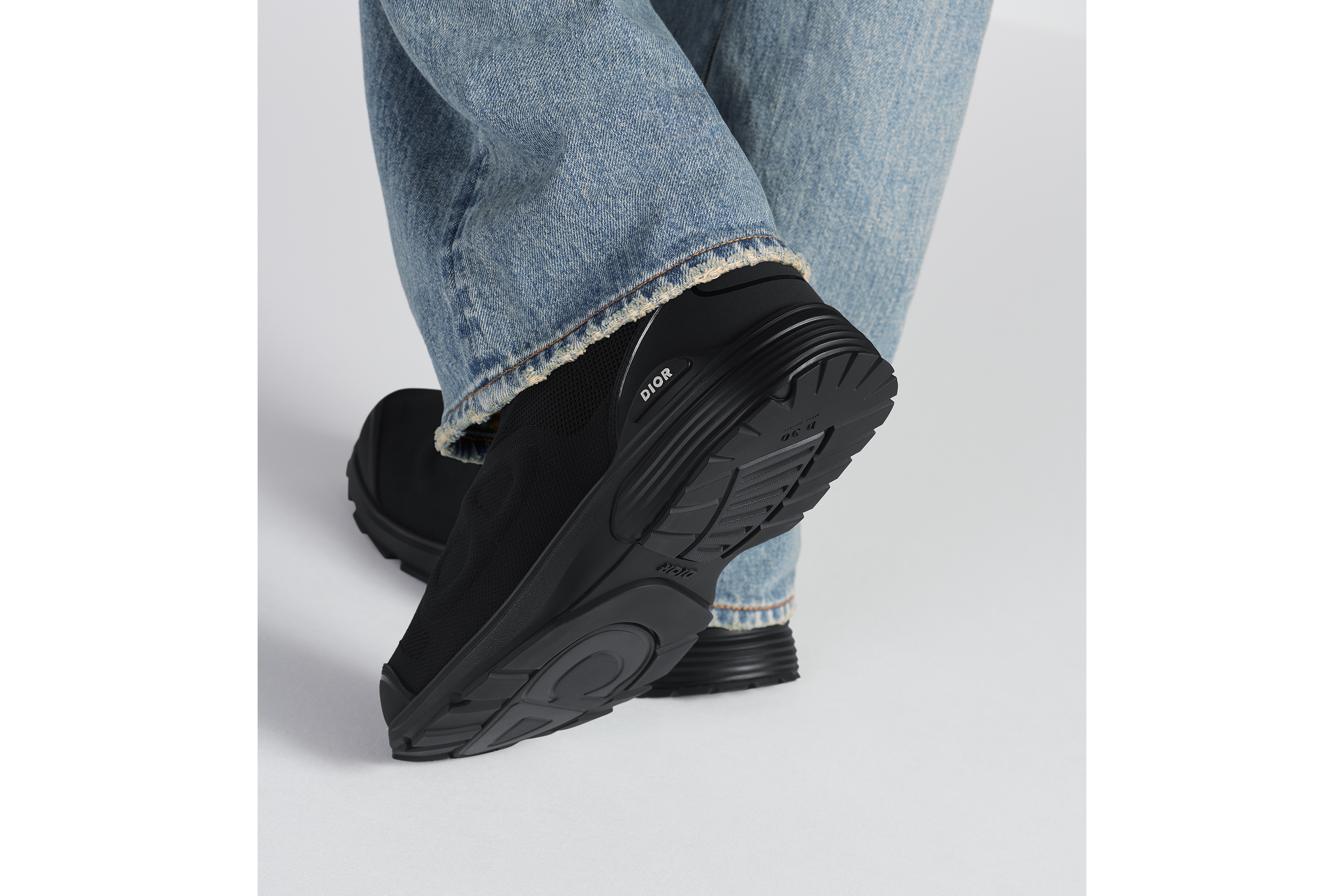 look_image_alt_prefix B30 Countdown 运动鞋 黑色网眼织物和黑色科技面料 E24