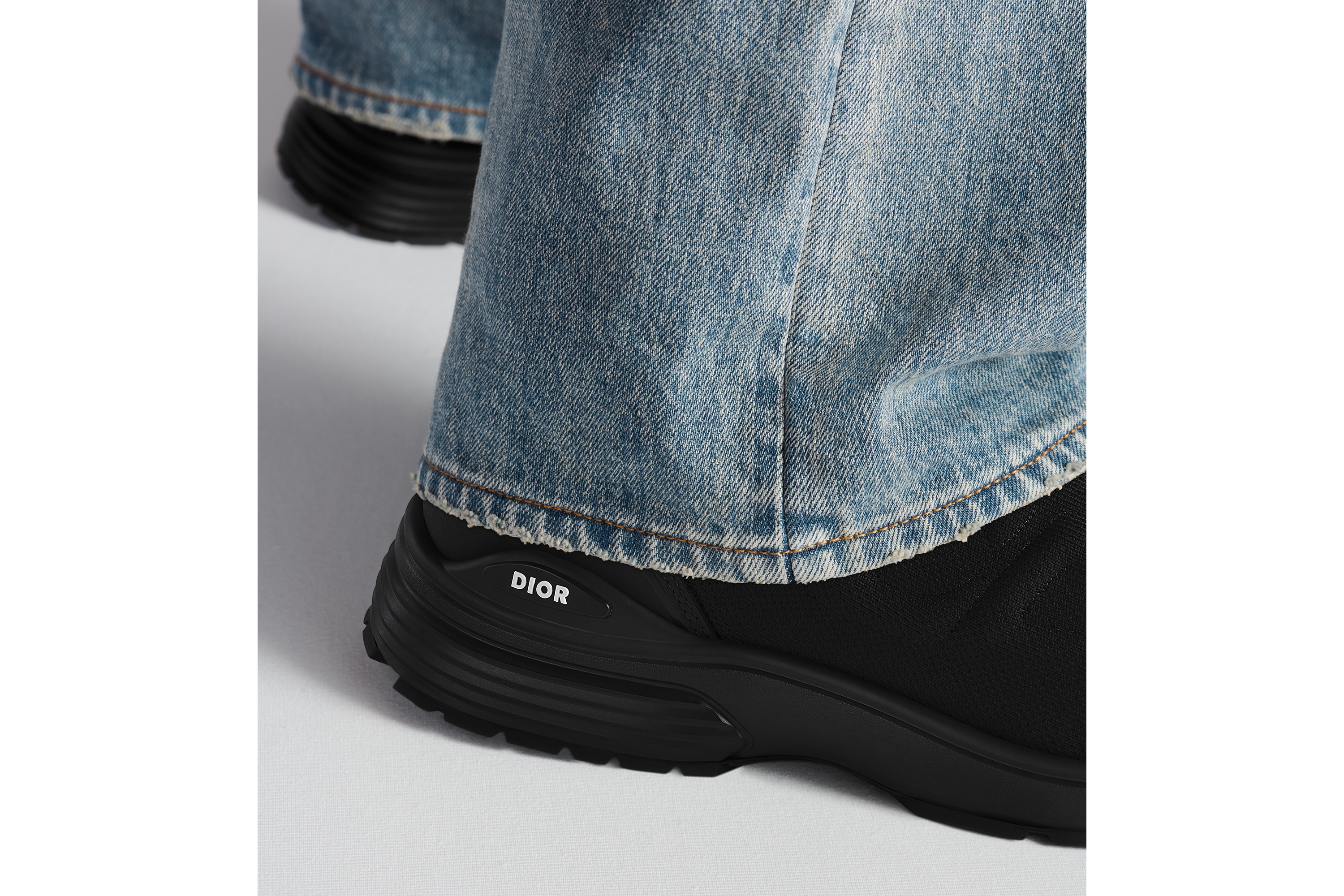 look_image_alt_prefix B30 Countdown 运动鞋 黑色网眼织物和黑色科技面料 E25