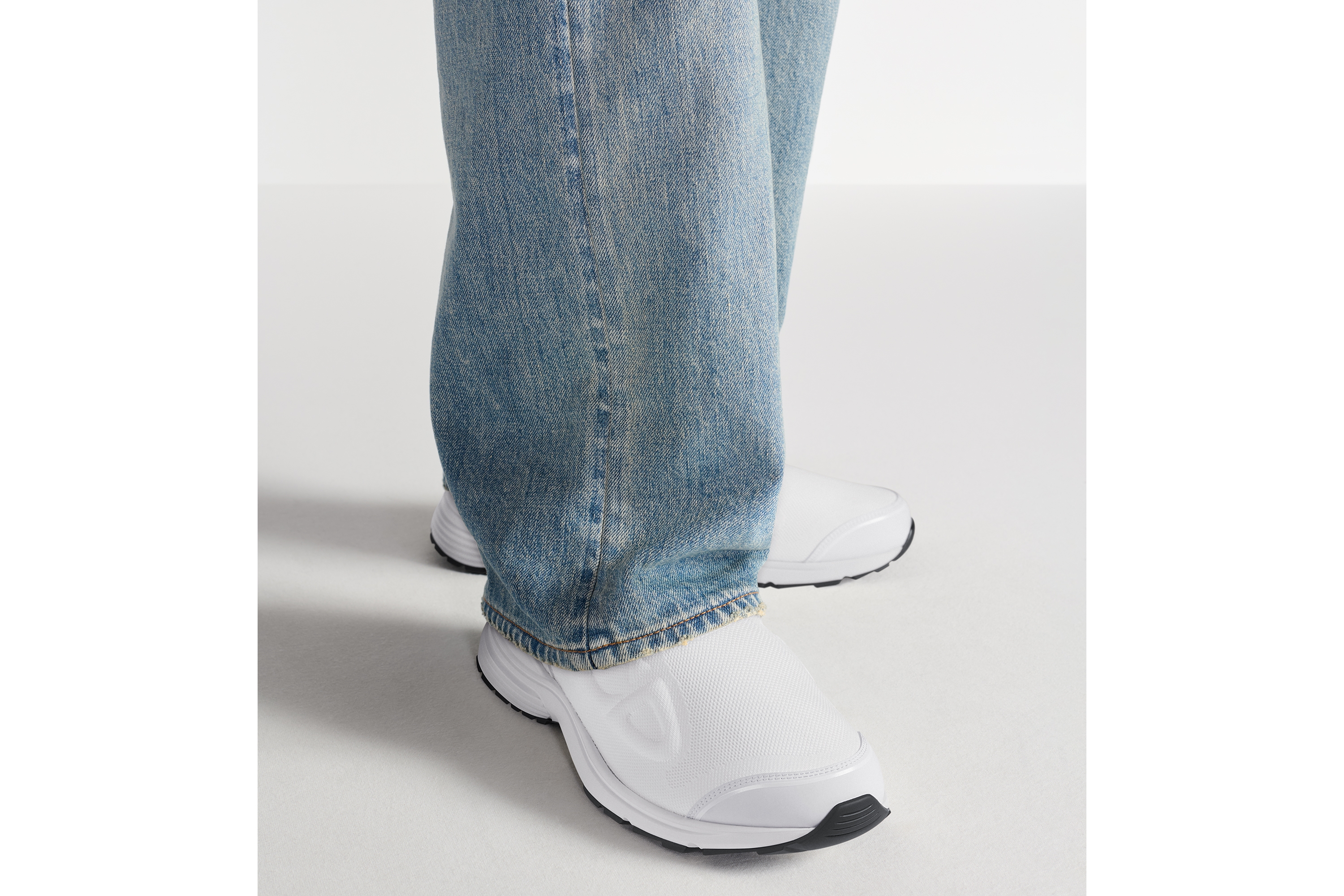 look_image_alt_prefix B30 Countdown 运动鞋 白色网眼织物和白色科技面料 E23