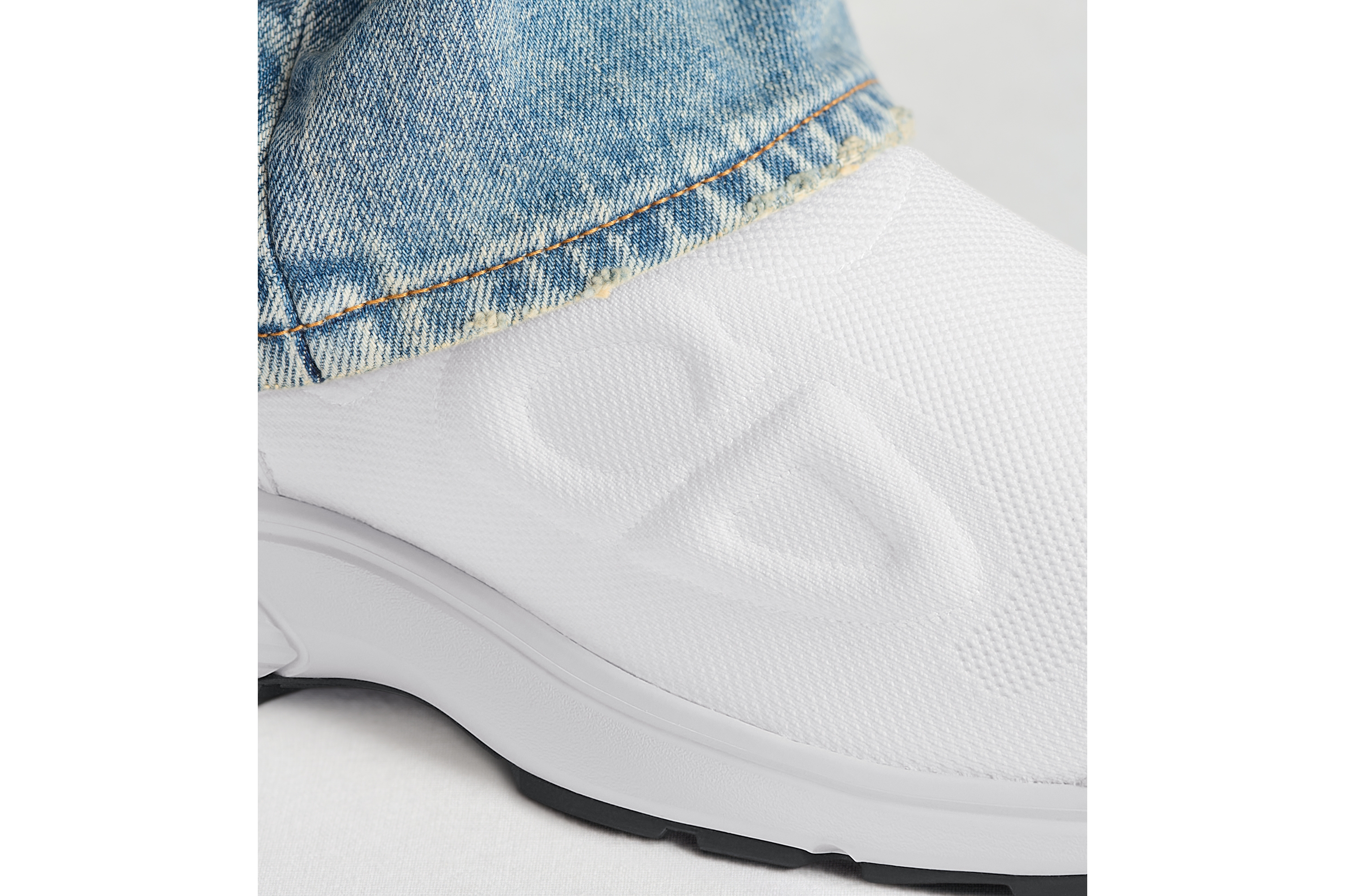 look_image_alt_prefix B30 Countdown 运动鞋 白色网眼织物和白色科技面料 E24