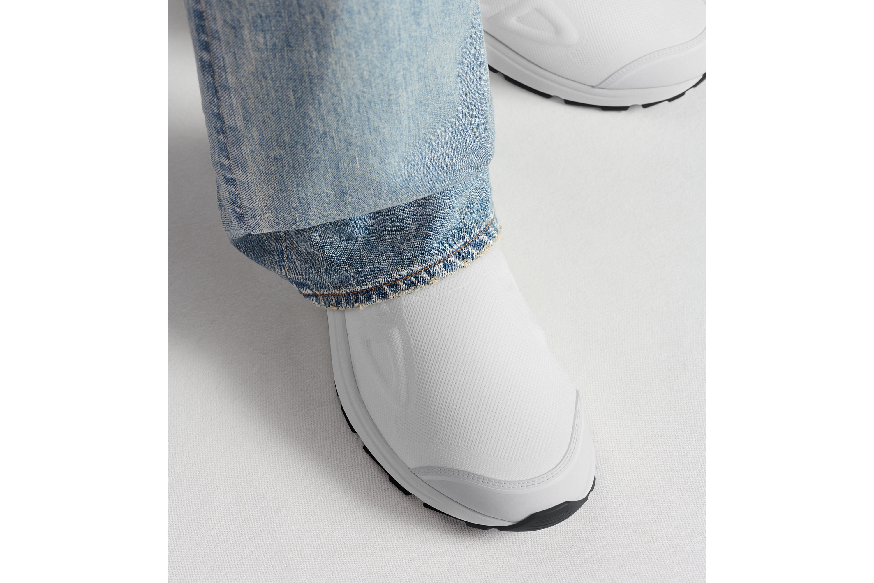 look_image_alt_prefix B30 Countdown 运动鞋 白色网眼织物和白色科技面料 E25