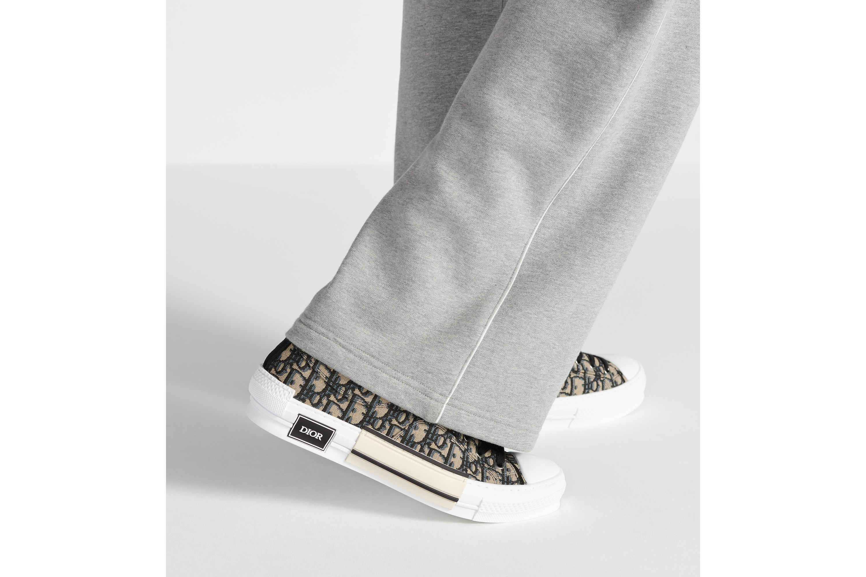 B23 League 低帮运动鞋 米色和黑色 Oblique 印花面料 E24