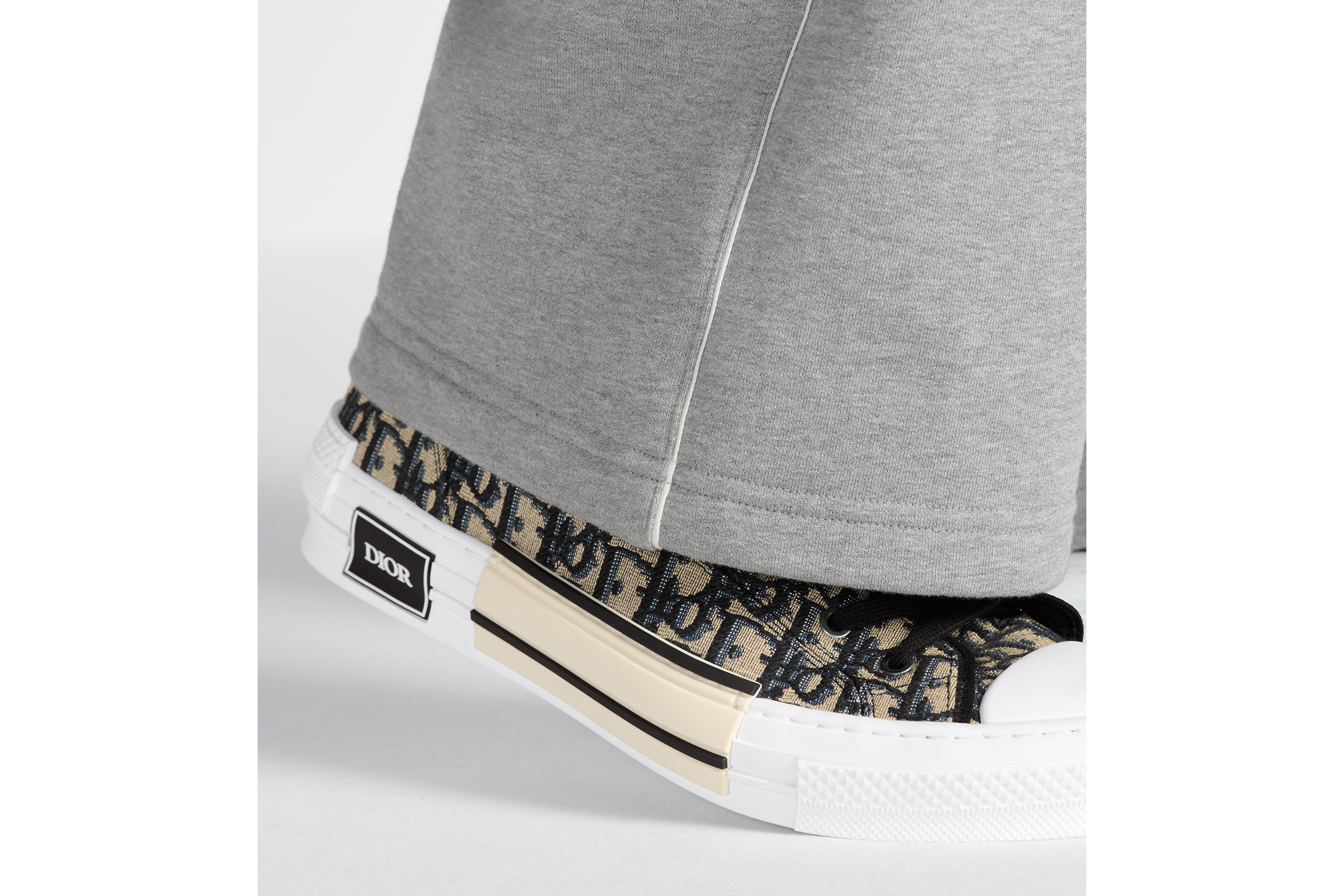 look_image_alt_prefix B23 League 高帮运动鞋 米色和黑色 Oblique 印花面料 E25