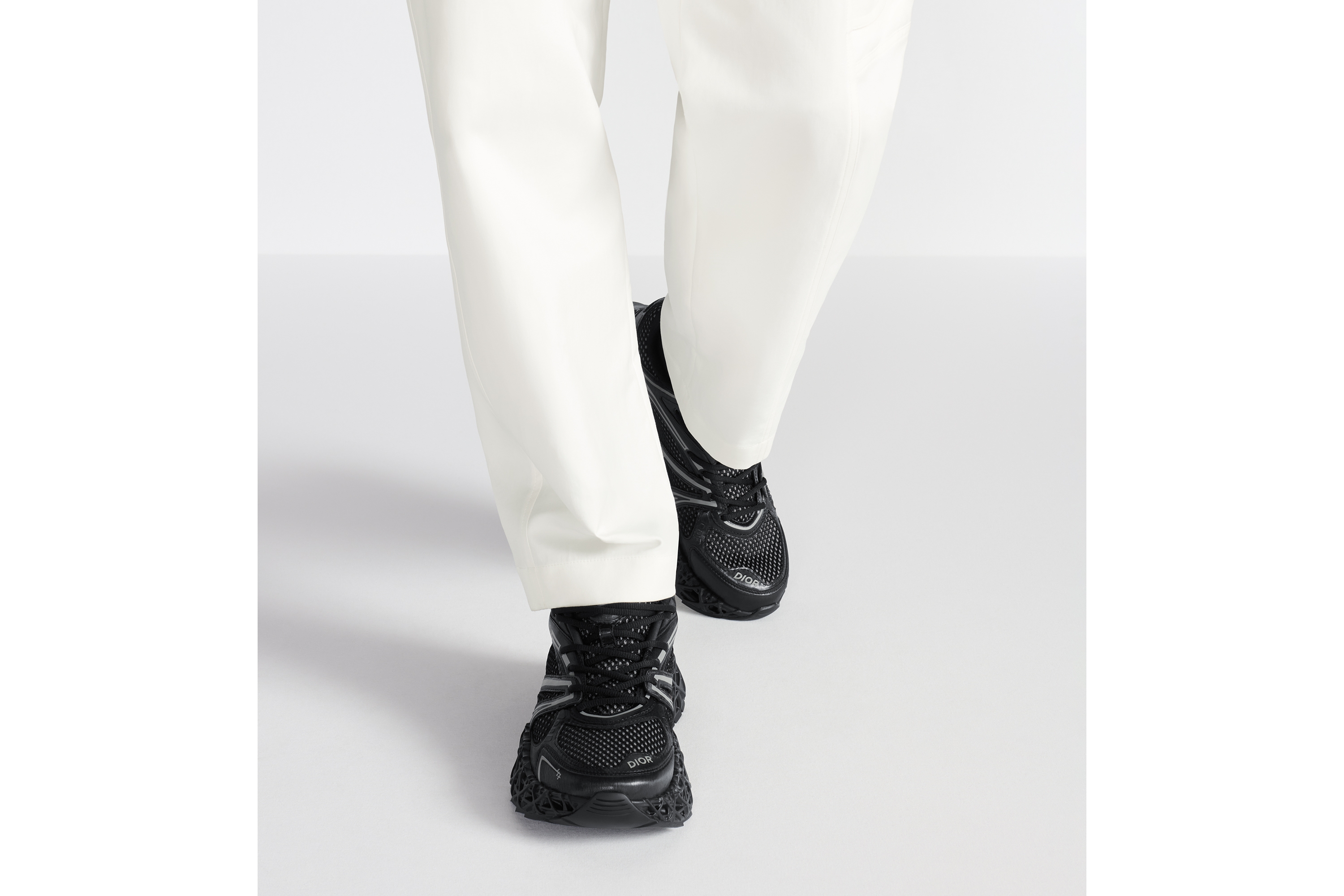 B35 NXXT 运动鞋 黑色科技面料和黑色网眼织物 E23