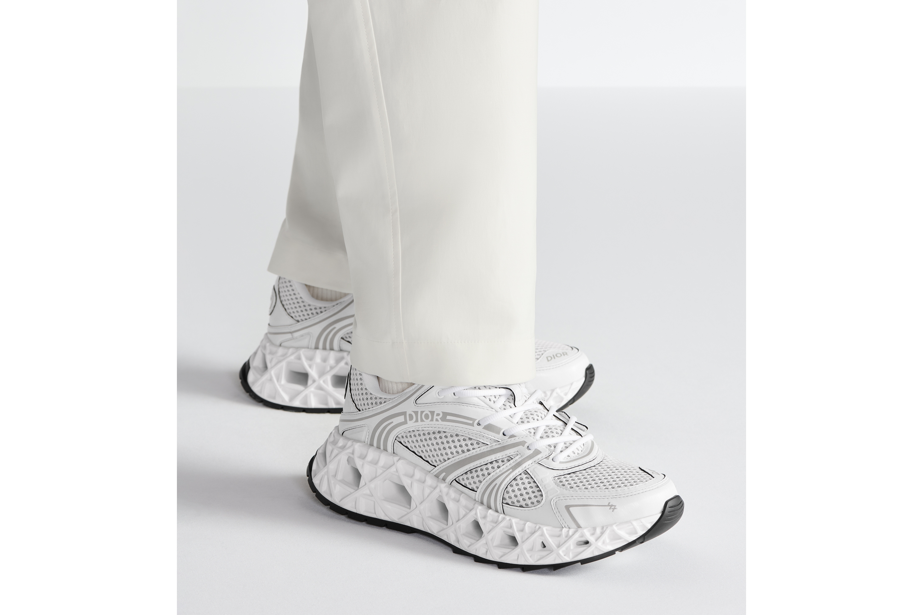 B35 NXXT 运动鞋 白色科技面料和白色网眼织物 E23