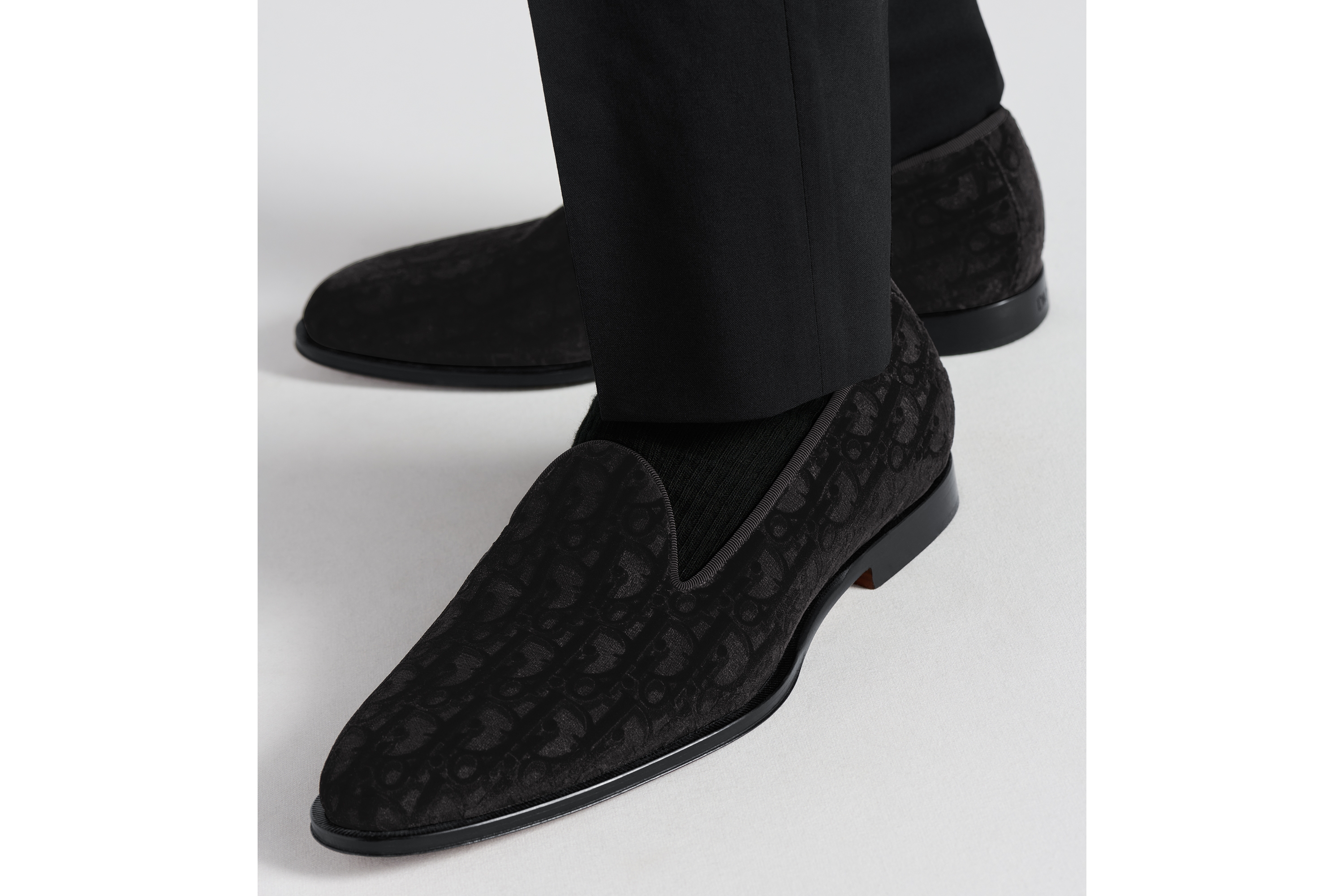 look_image_alt_prefix Dior Timeless 乐福鞋 黑色 Oblique 印花天鹅绒 E24