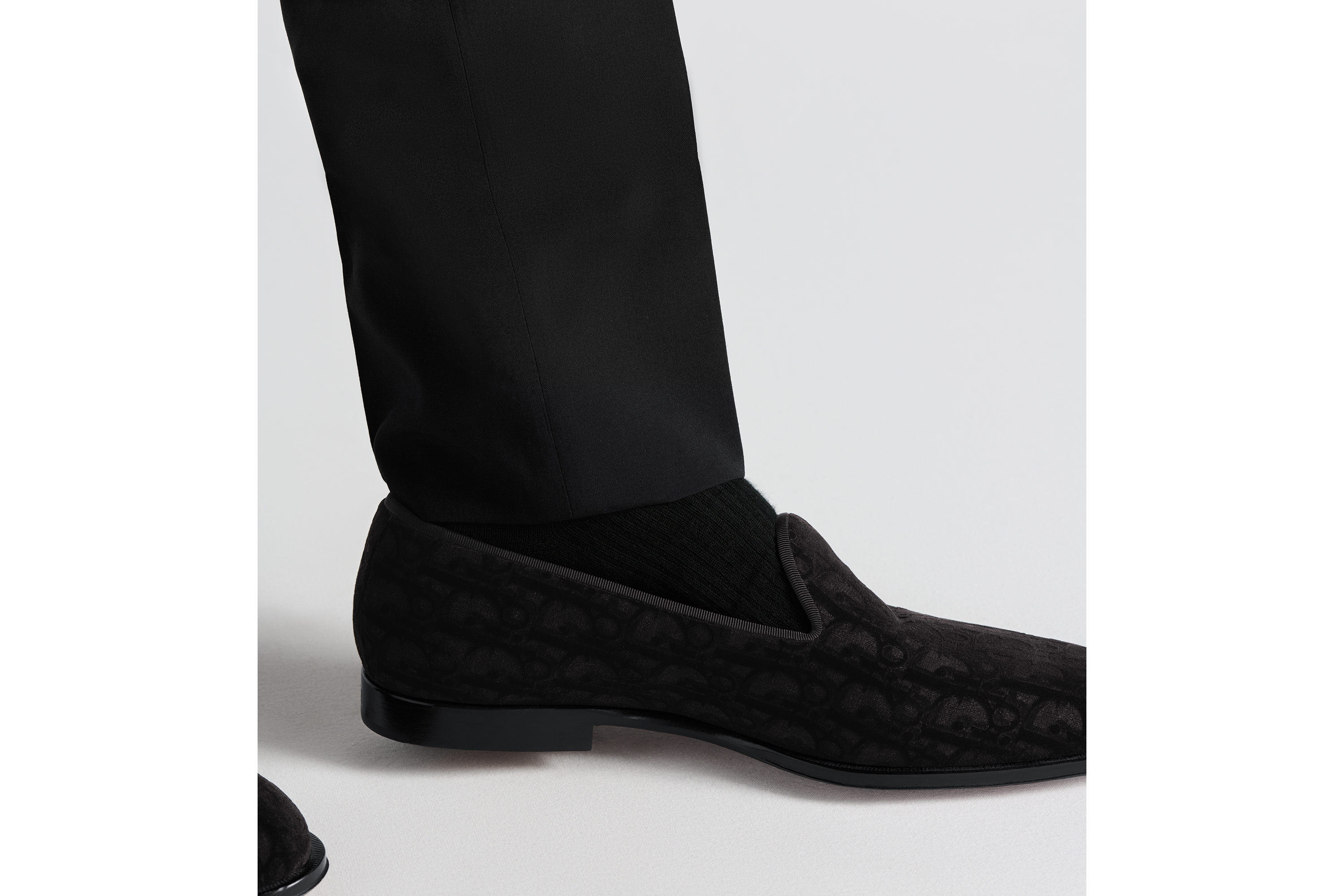 look_image_alt_prefix Dior Timeless 乐福鞋 黑色 Oblique 印花天鹅绒 E25