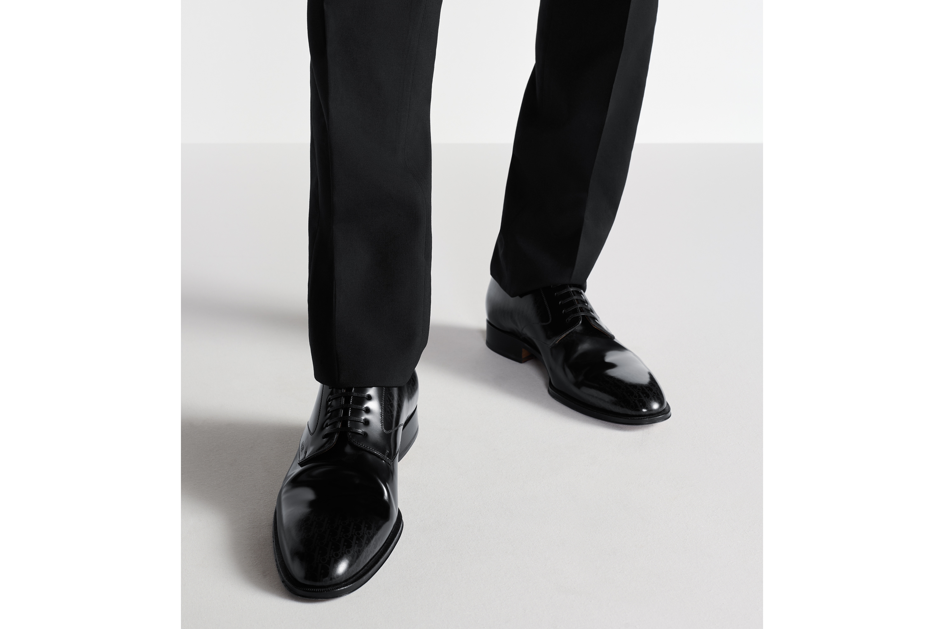 look_image_alt_prefix Dior Timeless 德比鞋 黑色牛皮革搭配灰色和黑色亮面牛皮革渐变效果 Oblique 印花 E23