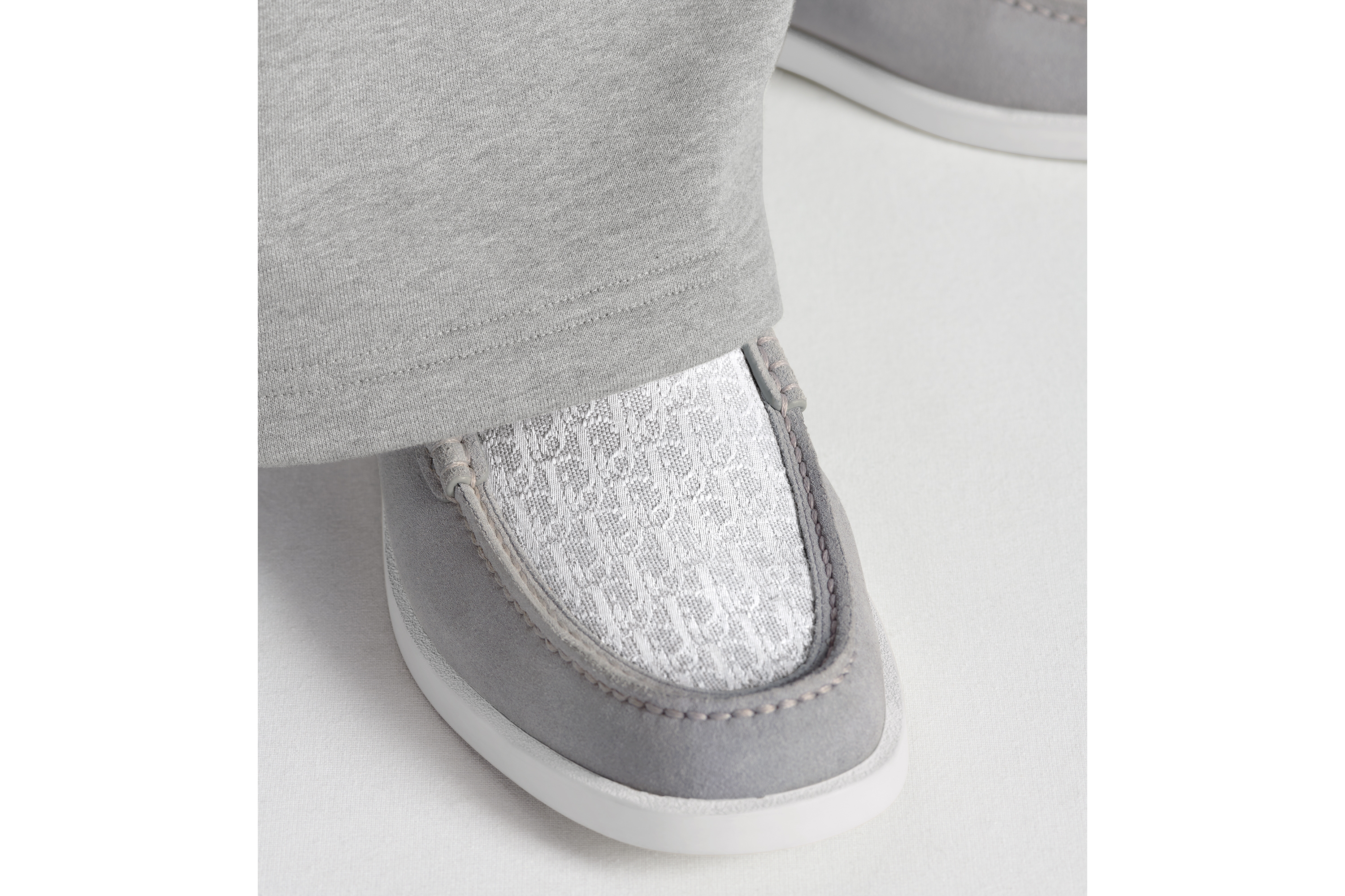 look_image_alt_prefix Dior Granville 乐福鞋 迪奥灰绒面革和提花面料 Oblique 印花 E25