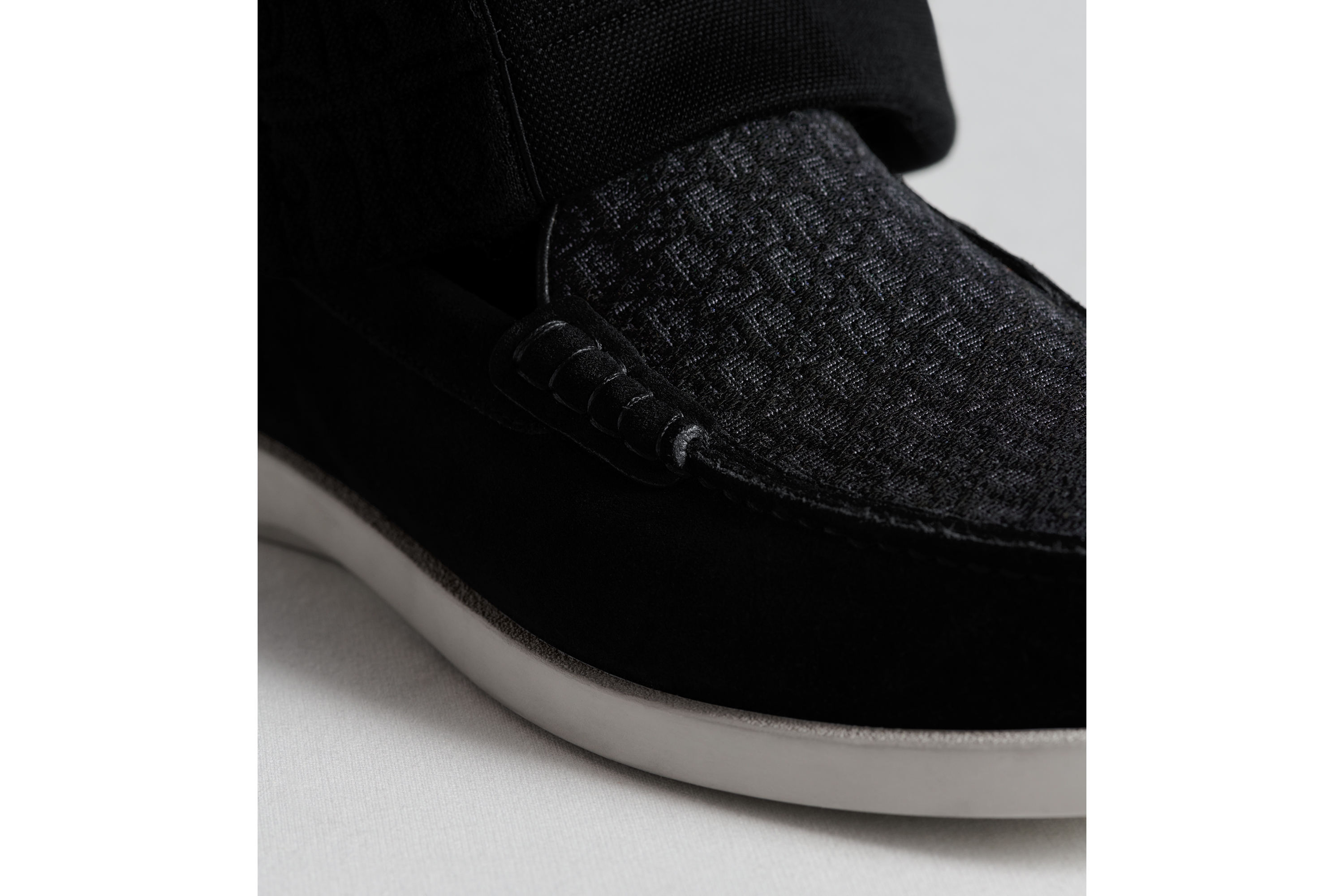 look_image_alt_prefix Dior Granville 乐福鞋 黑色绒面革和 Oblique 印花面料 E25