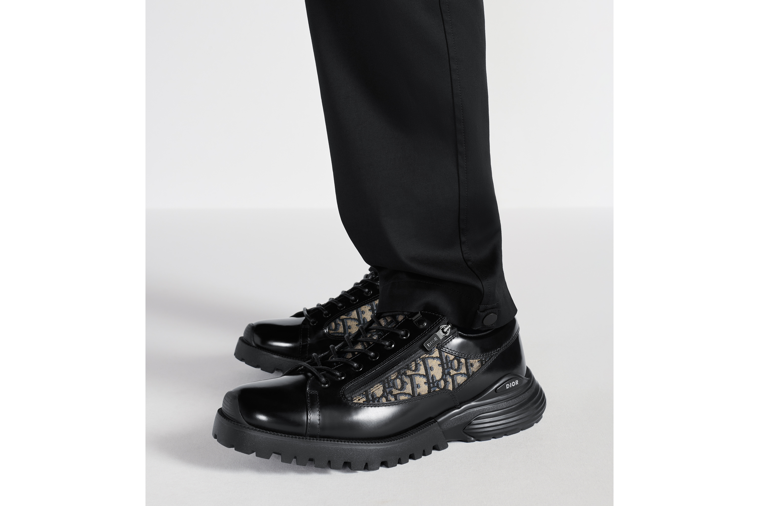 look_image_alt_prefix Dior Combat 德比鞋 黑色抛光牛皮革搭配米色和黑色 Oblique 印花面料 E23