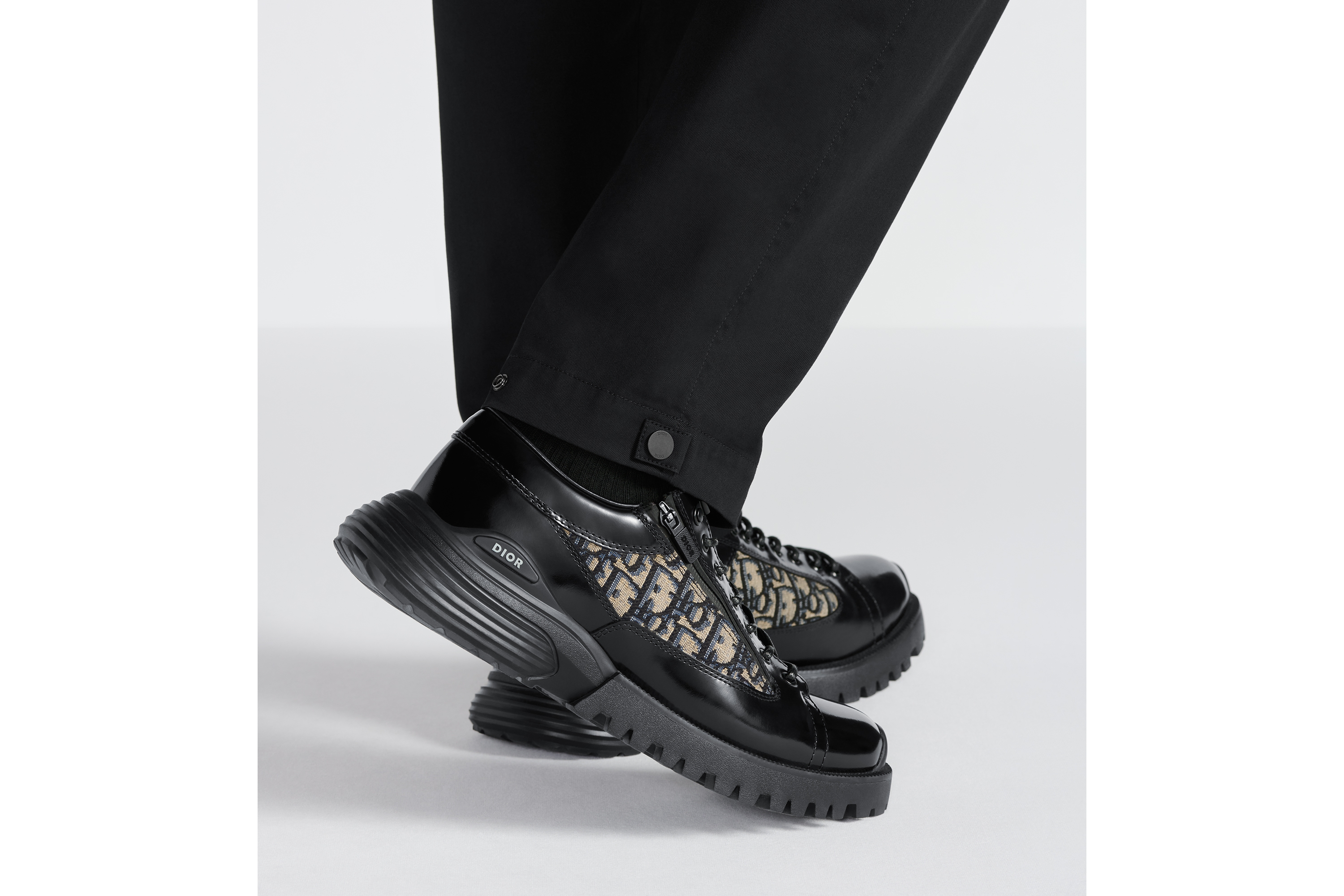 look_image_alt_prefix Dior Combat 德比鞋 黑色抛光牛皮革搭配米色和黑色 Oblique 印花面料 E24