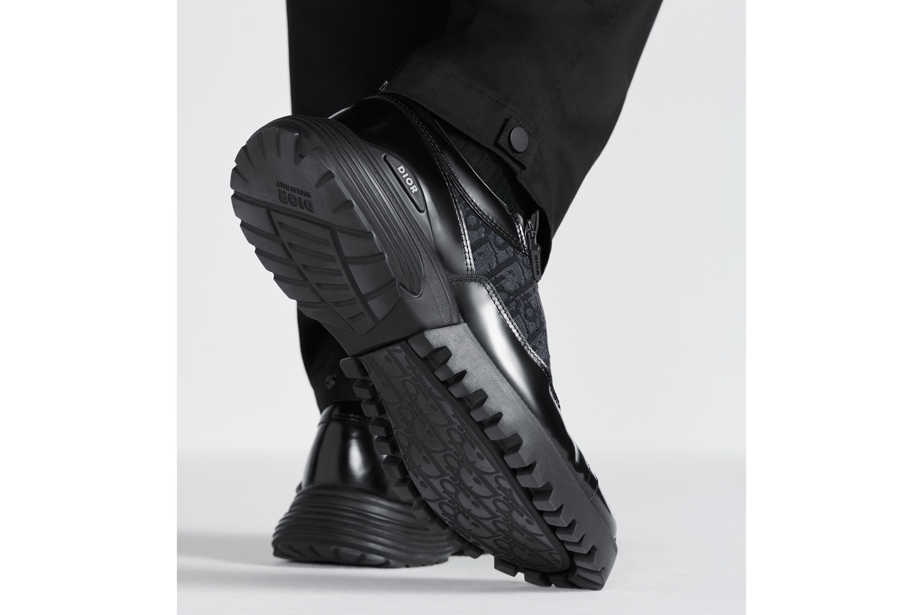 look_image_alt_prefix Dior Combat 德比鞋 黑色抛光牛皮革和黑色 Oblique 印花面料 E24