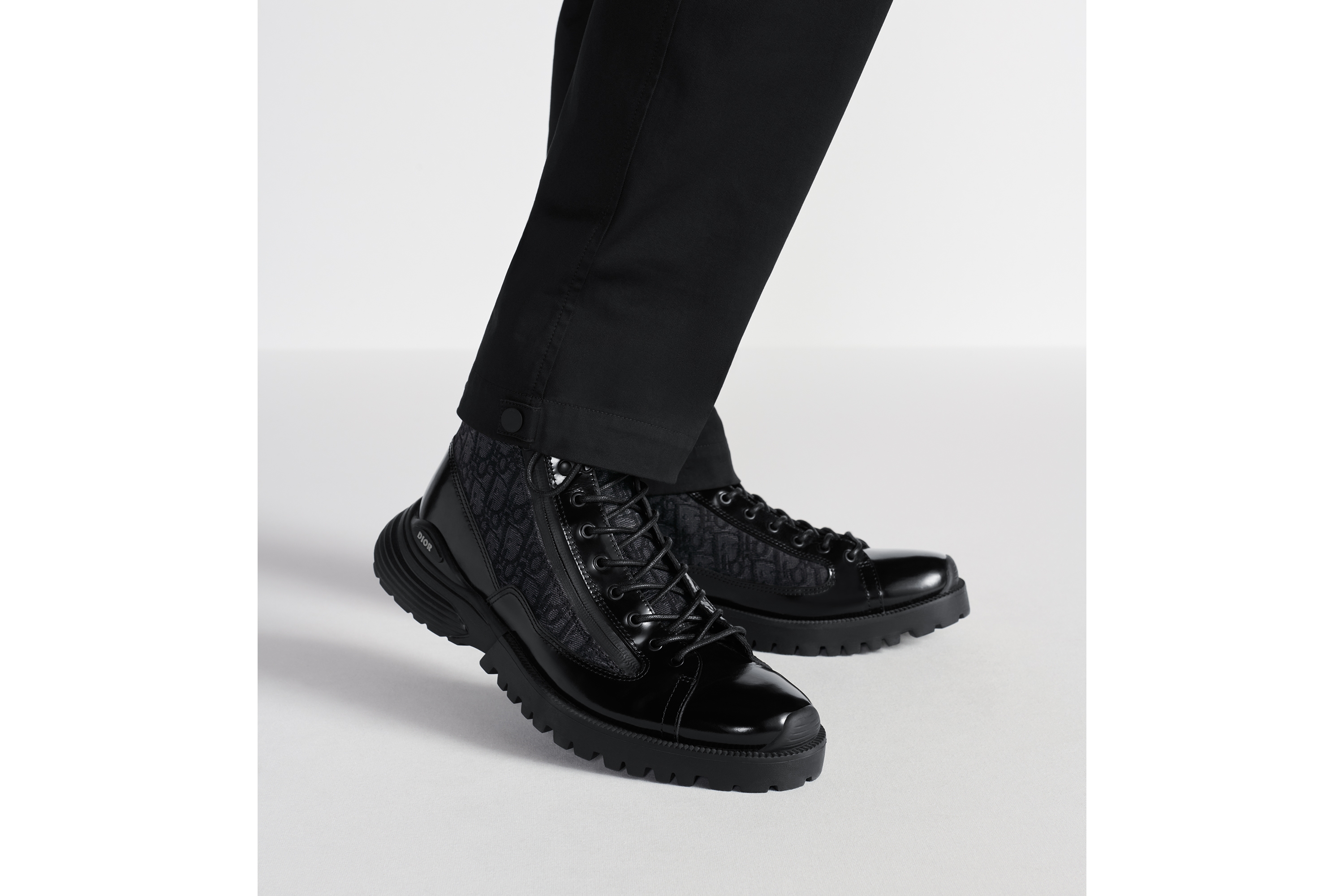 look_image_alt_prefix Dior Combat 及踝靴 黑色抛光牛皮革和黑色 Oblique 印花面料 E23