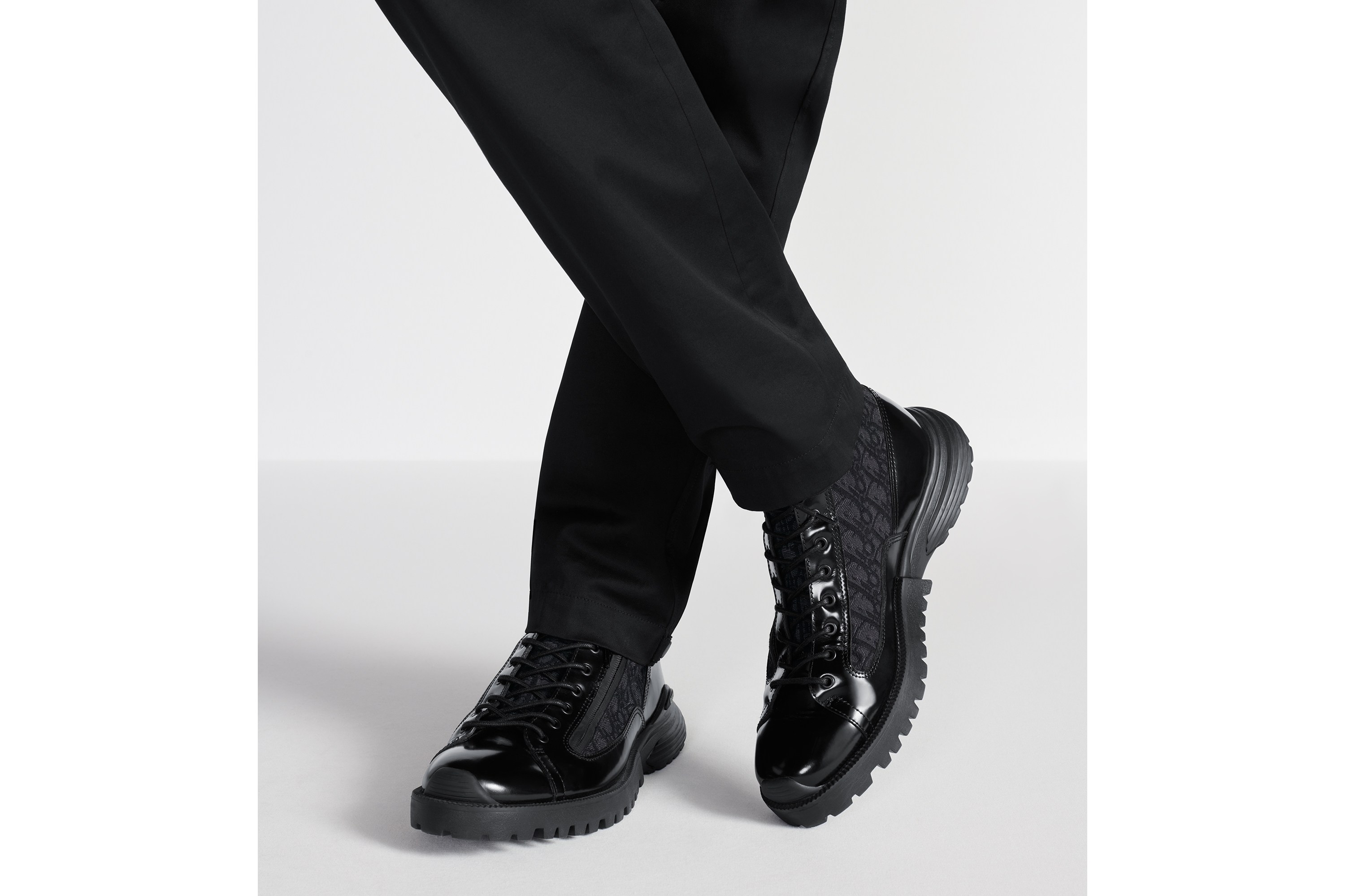 look_image_alt_prefix Dior Combat 及踝靴 黑色抛光牛皮革和黑色 Oblique 印花面料 E24