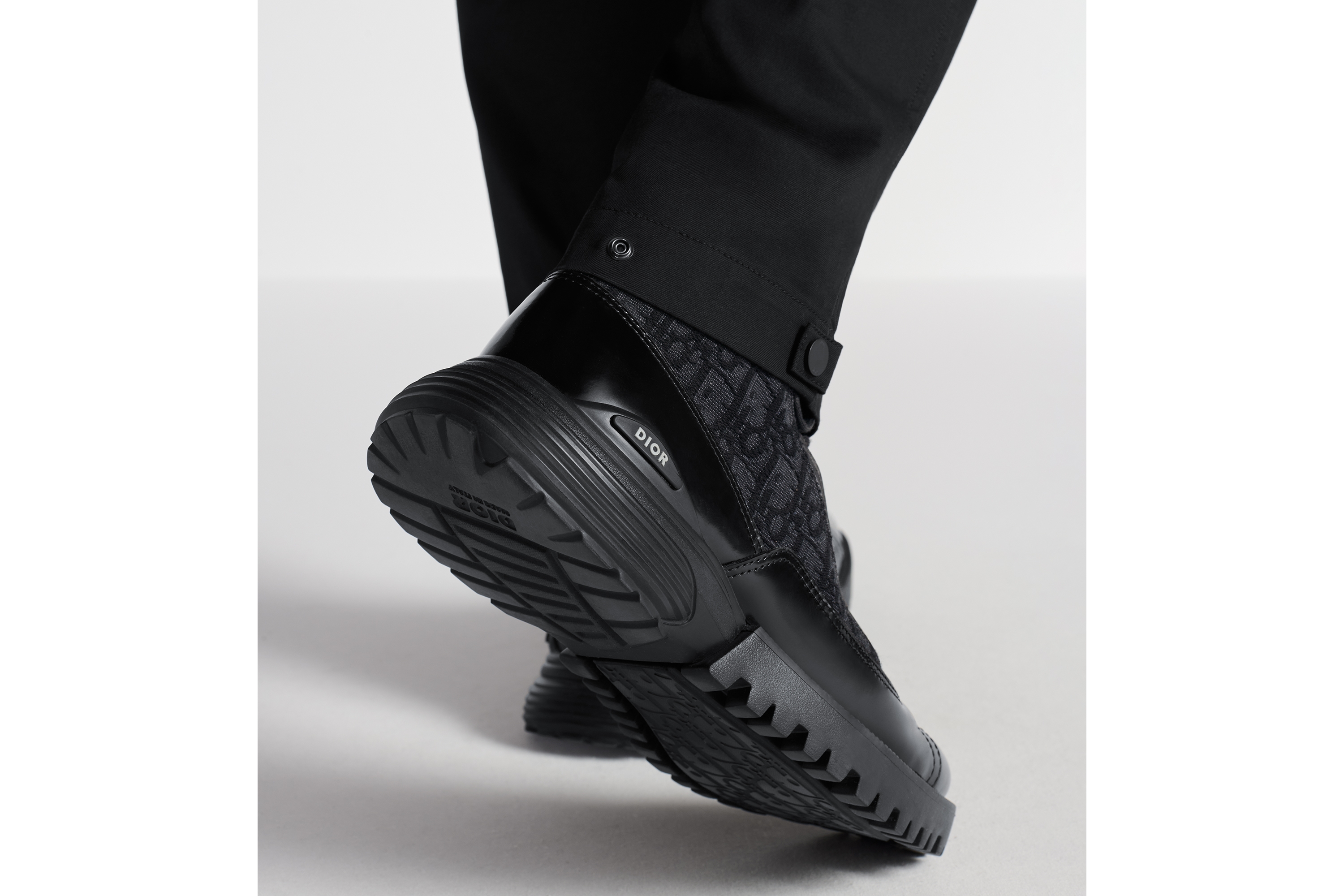 look_image_alt_prefix Dior Combat 及踝靴 黑色抛光牛皮革和黑色 Oblique 印花面料 E25