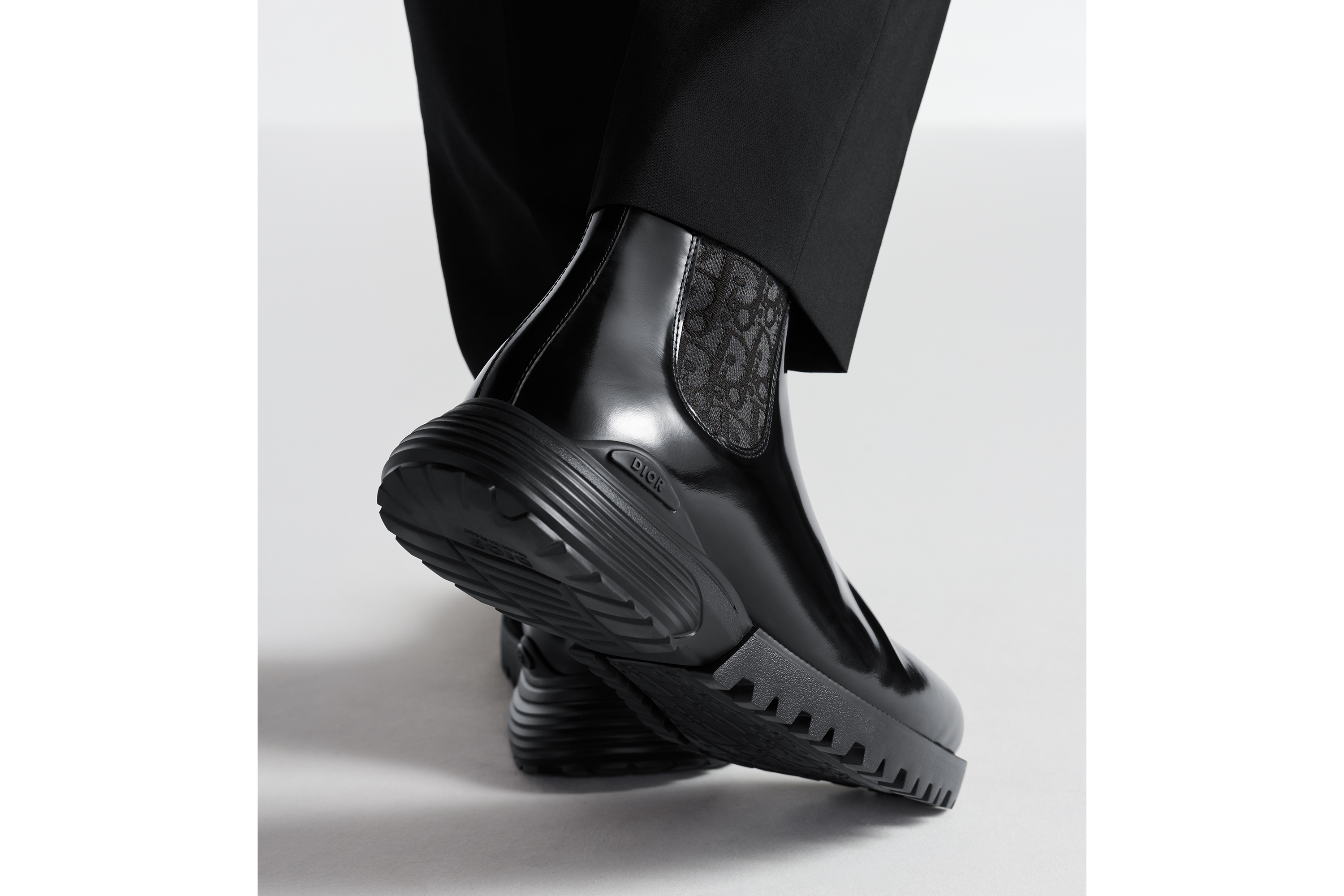 Dior Combat 切尔西短靴 黑色抛光牛皮革 E25