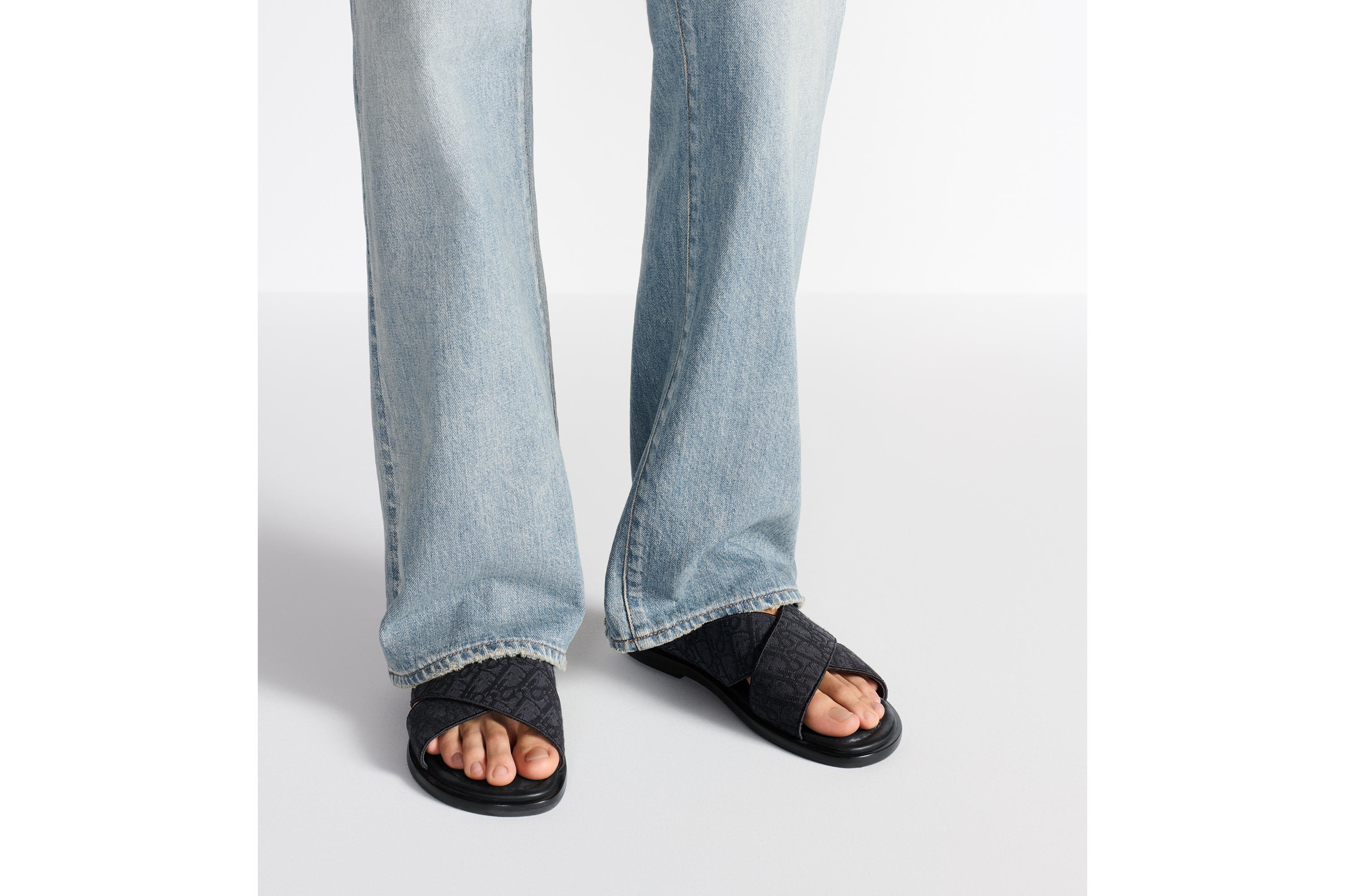 look_image_alt_prefix Dior Alias 凉鞋 黑色 Oblique 印花面料 E23