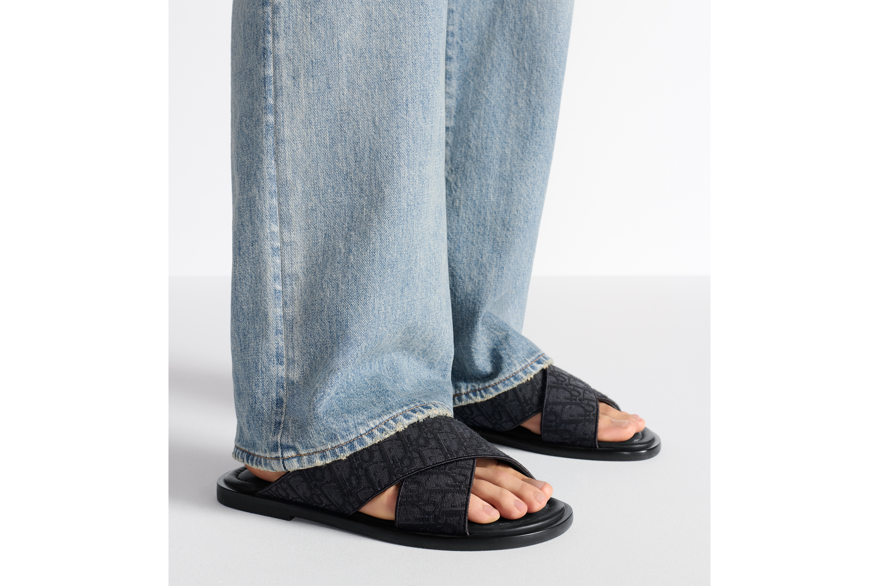 look_image_alt_prefix Dior Alias 凉鞋 黑色 Oblique 印花面料 E24