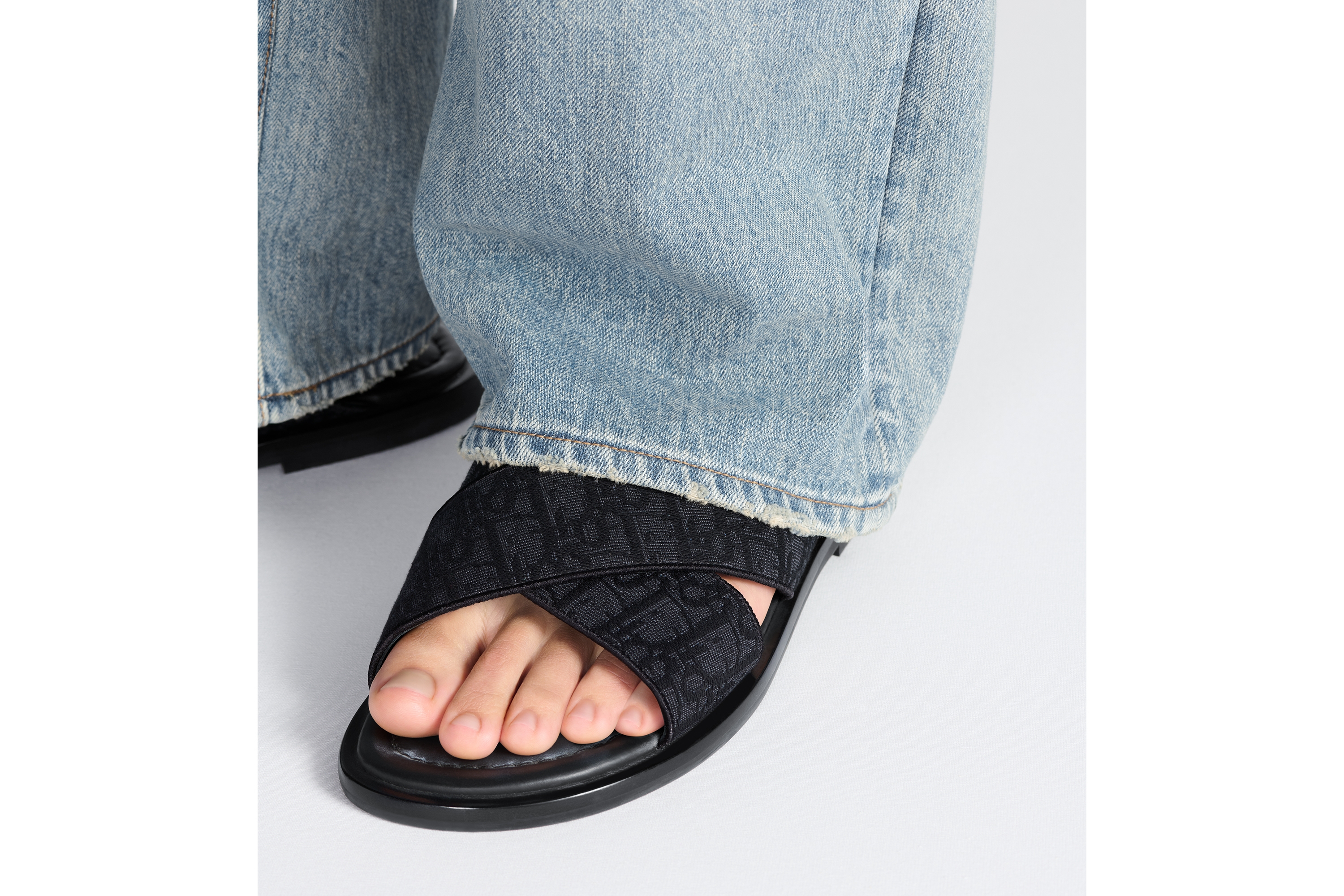 look_image_alt_prefix Dior Alias 凉鞋 黑色 Oblique 印花面料 E25