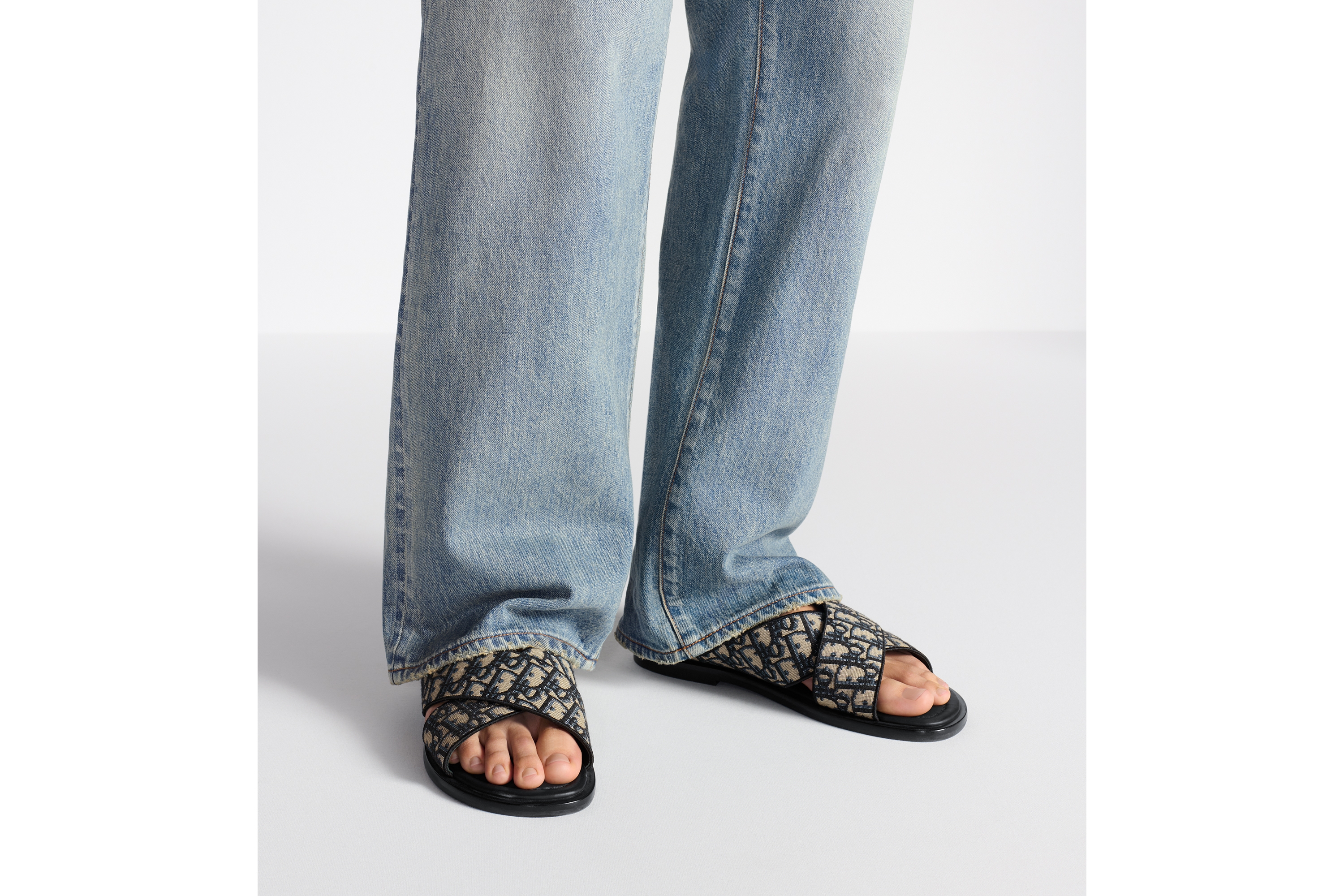 look_image_alt_prefix Dior Alias 凉鞋 米色和黑色 Oblique 印花面料 E23