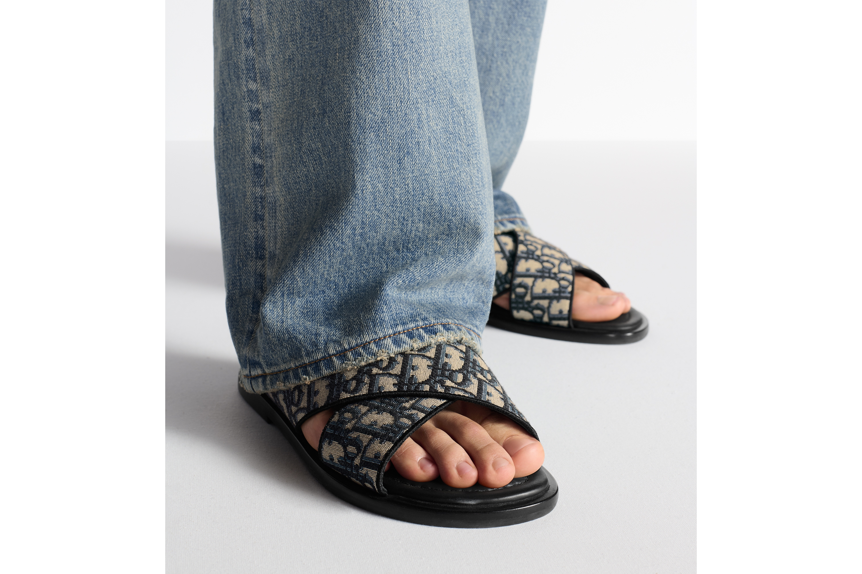 look_image_alt_prefix Dior Alias 凉鞋 米色和黑色 Oblique 印花面料 E24