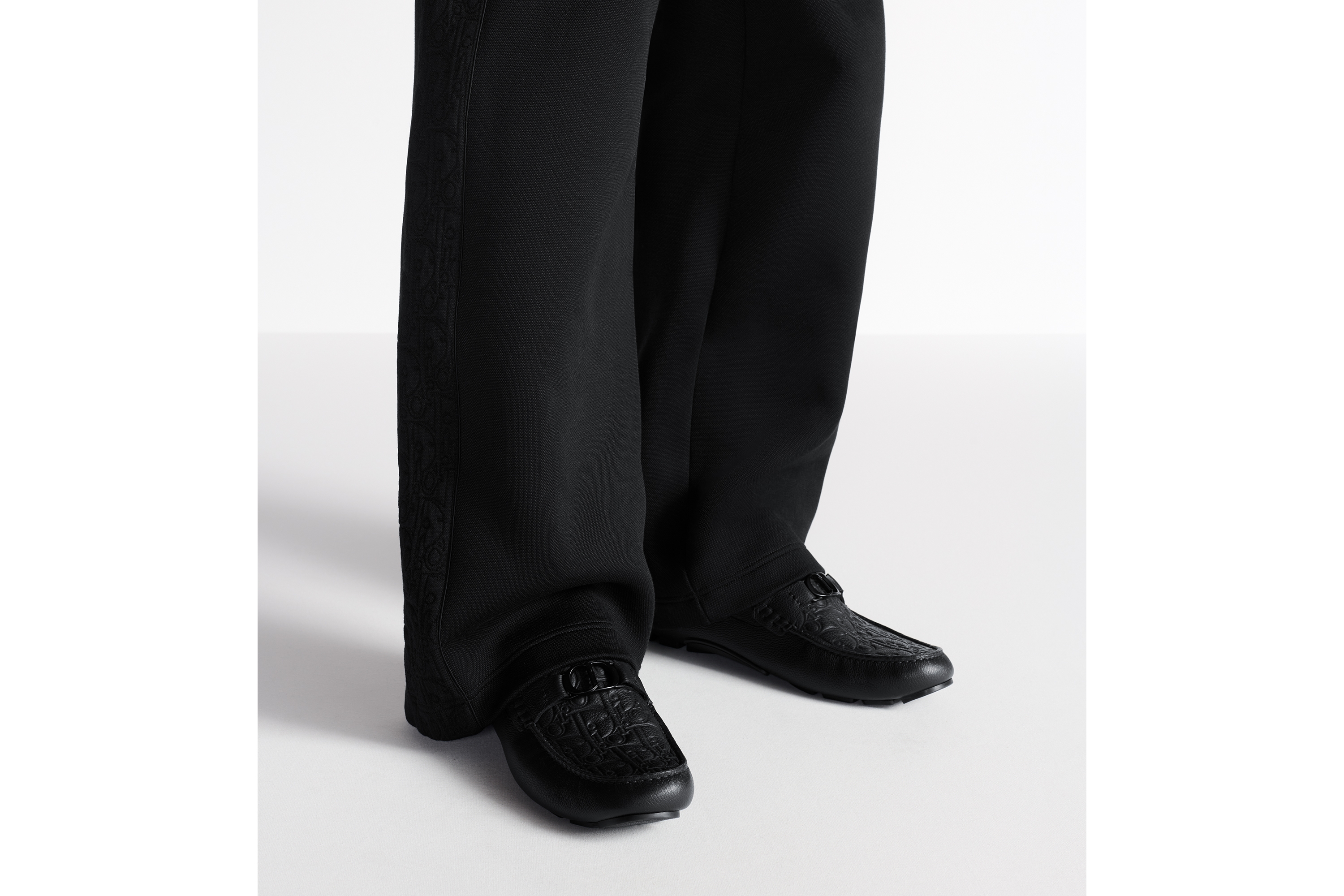 Dior Odéon 便鞋 黑色粒面牛皮革和黑色 Dior Gravity 印花效果皮革 E23