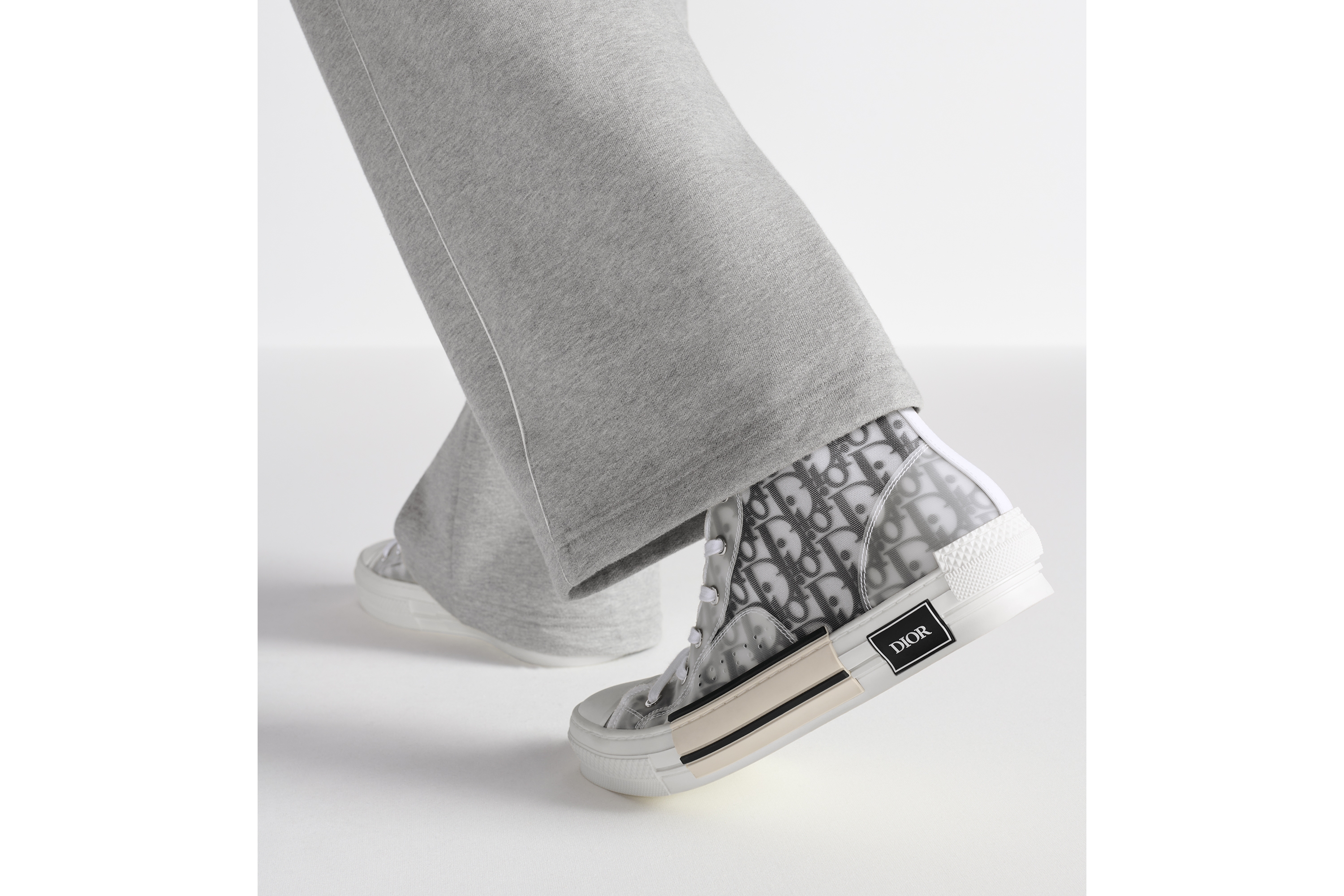 look_image_alt_prefix B23 League 高帮运动鞋 白色和黑色 Oblique 印花帆布 E24