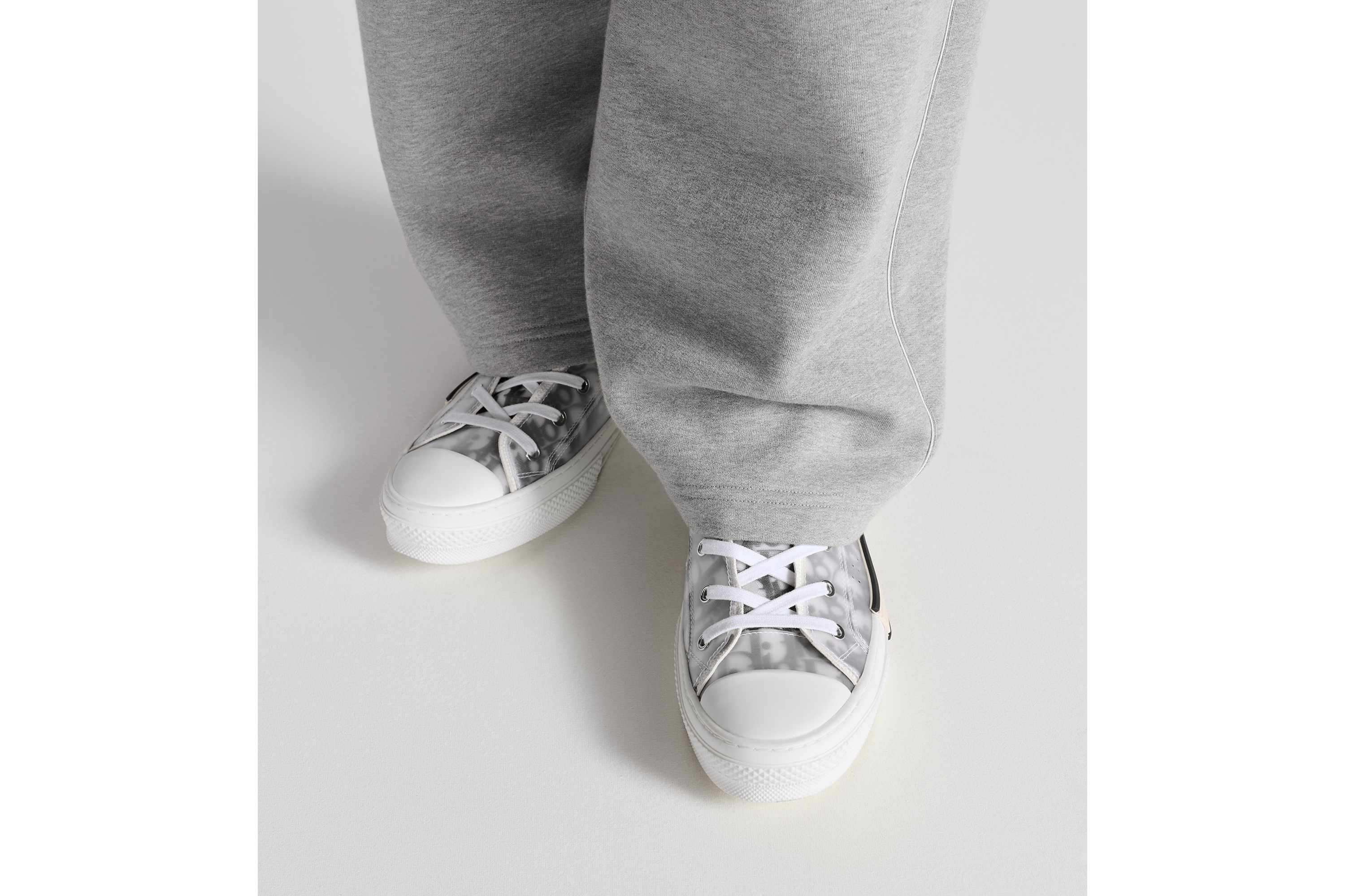 look_image_alt_prefix B23 League 高帮运动鞋 白色和黑色 Oblique 印花帆布 E25